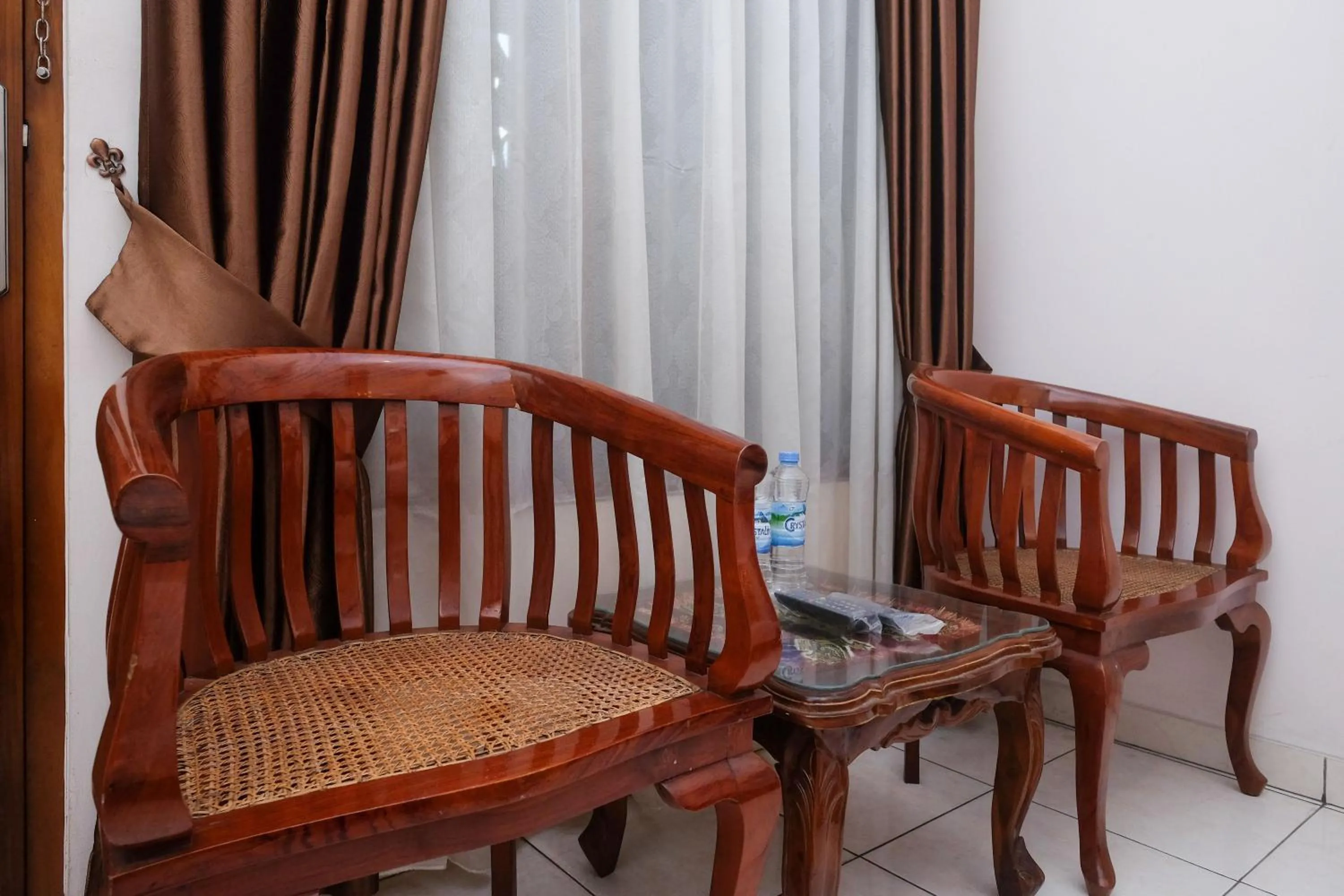 Seating area in Urbanview Syariah Wisma Wongso Borobudur