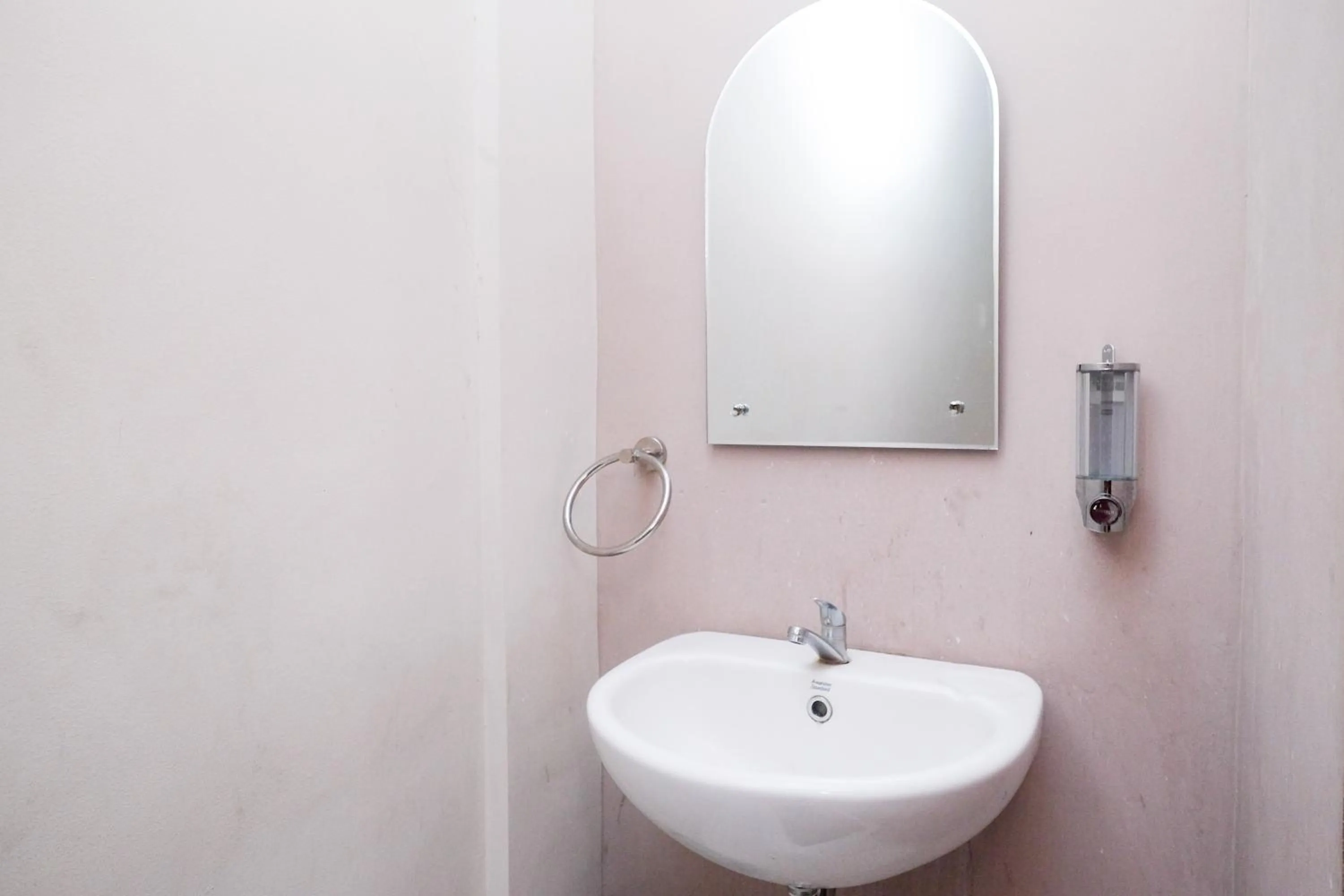 Bathroom in Urbanview Syariah Wisma Wongso Borobudur