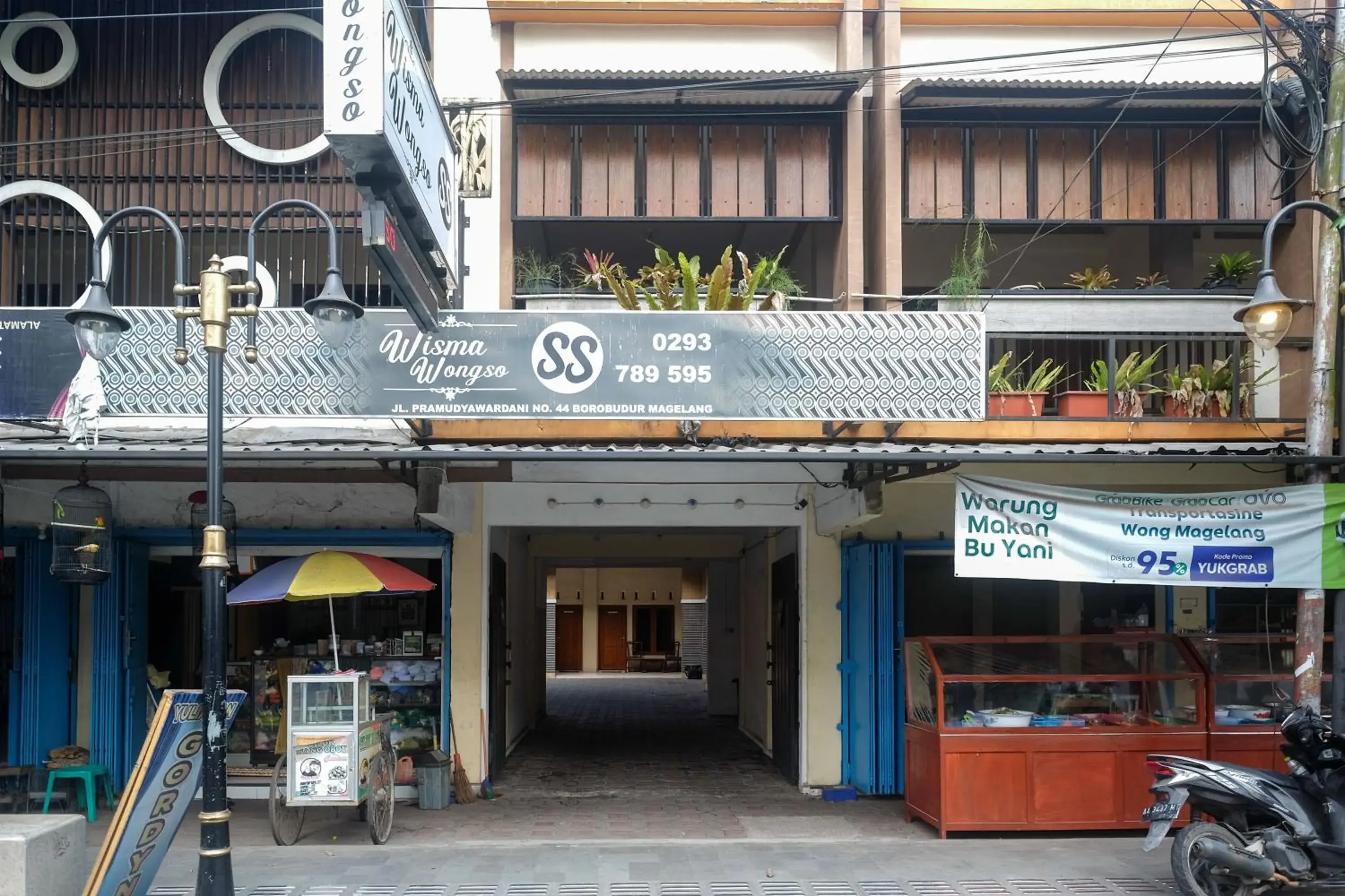 Facade/entrance in Urbanview Syariah Wisma Wongso Borobudur Facade/entrance in Urbanview Syariah Wisma Wongso Borobudur