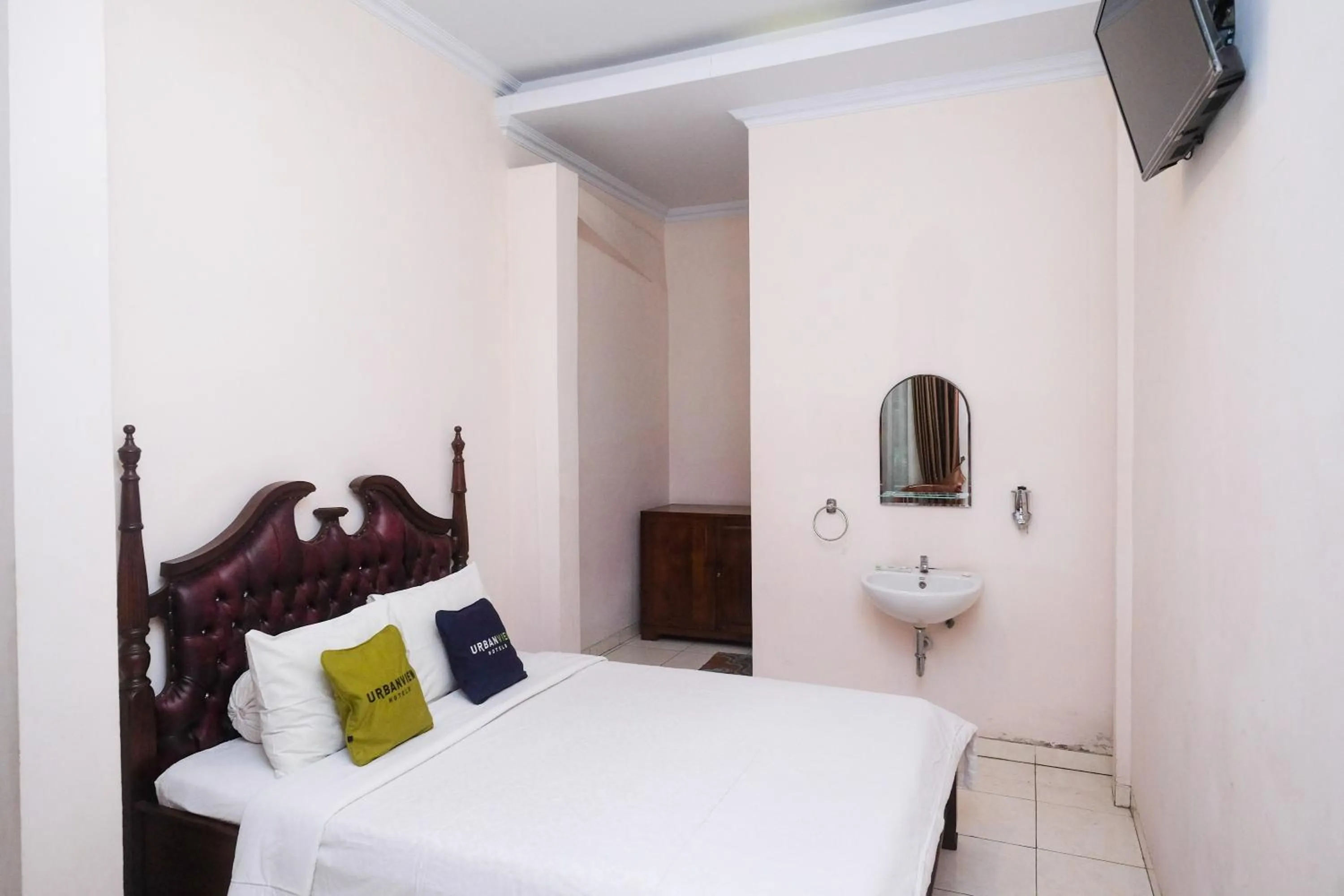 Bedroom, Bed in Urbanview Syariah Wisma Wongso Borobudur