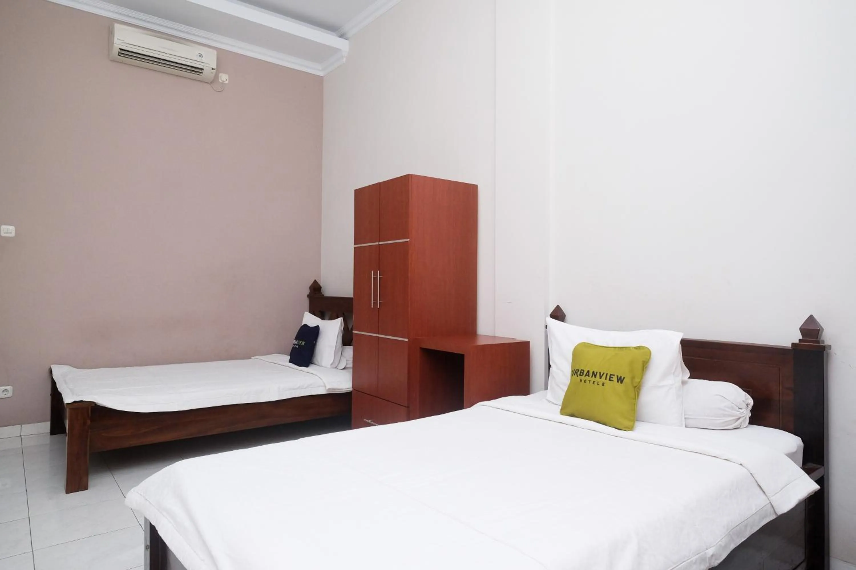 Bedroom, Bed in Urbanview Syariah Wisma Wongso Borobudur