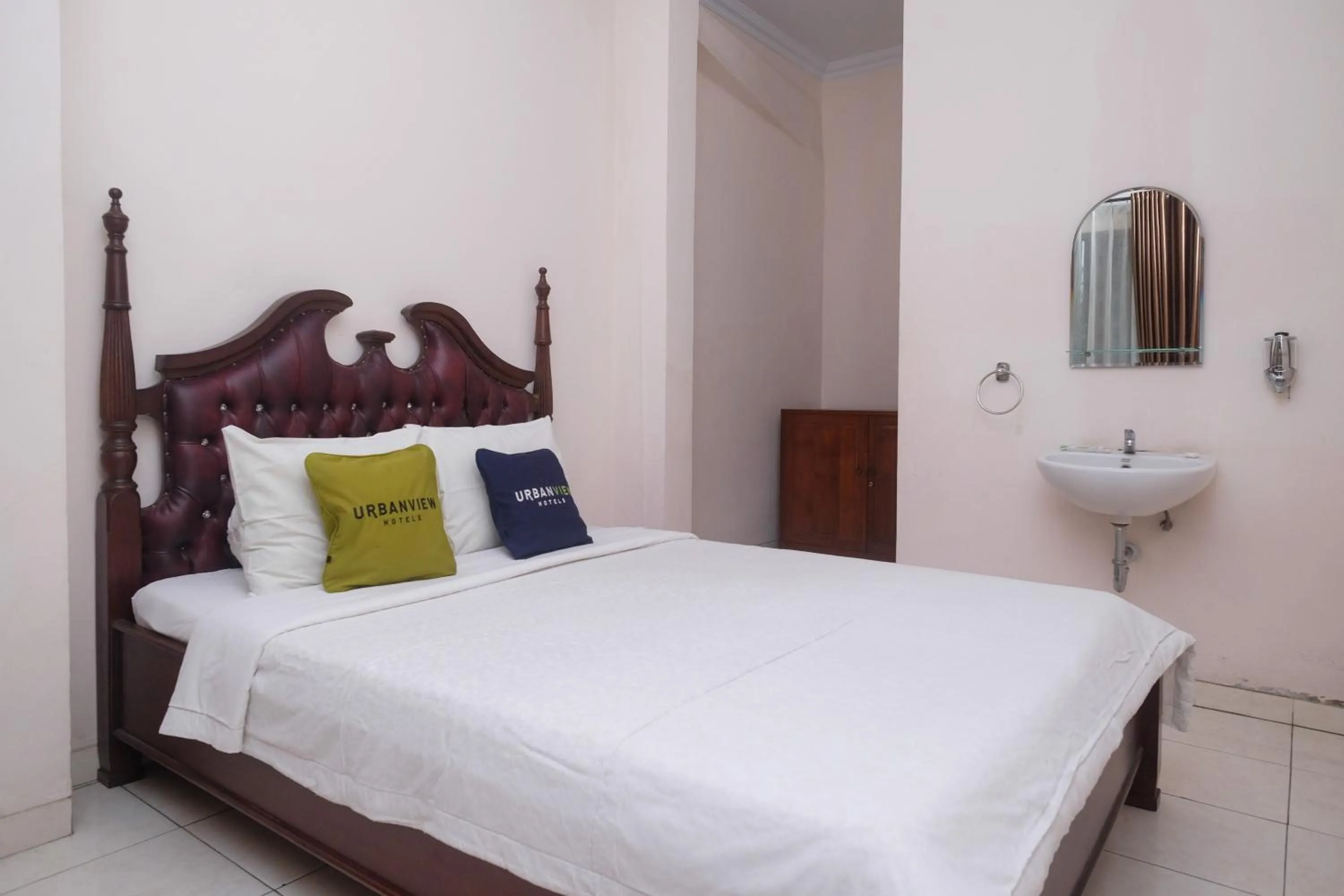 Bedroom, Bed in Urbanview Syariah Wisma Wongso Borobudur