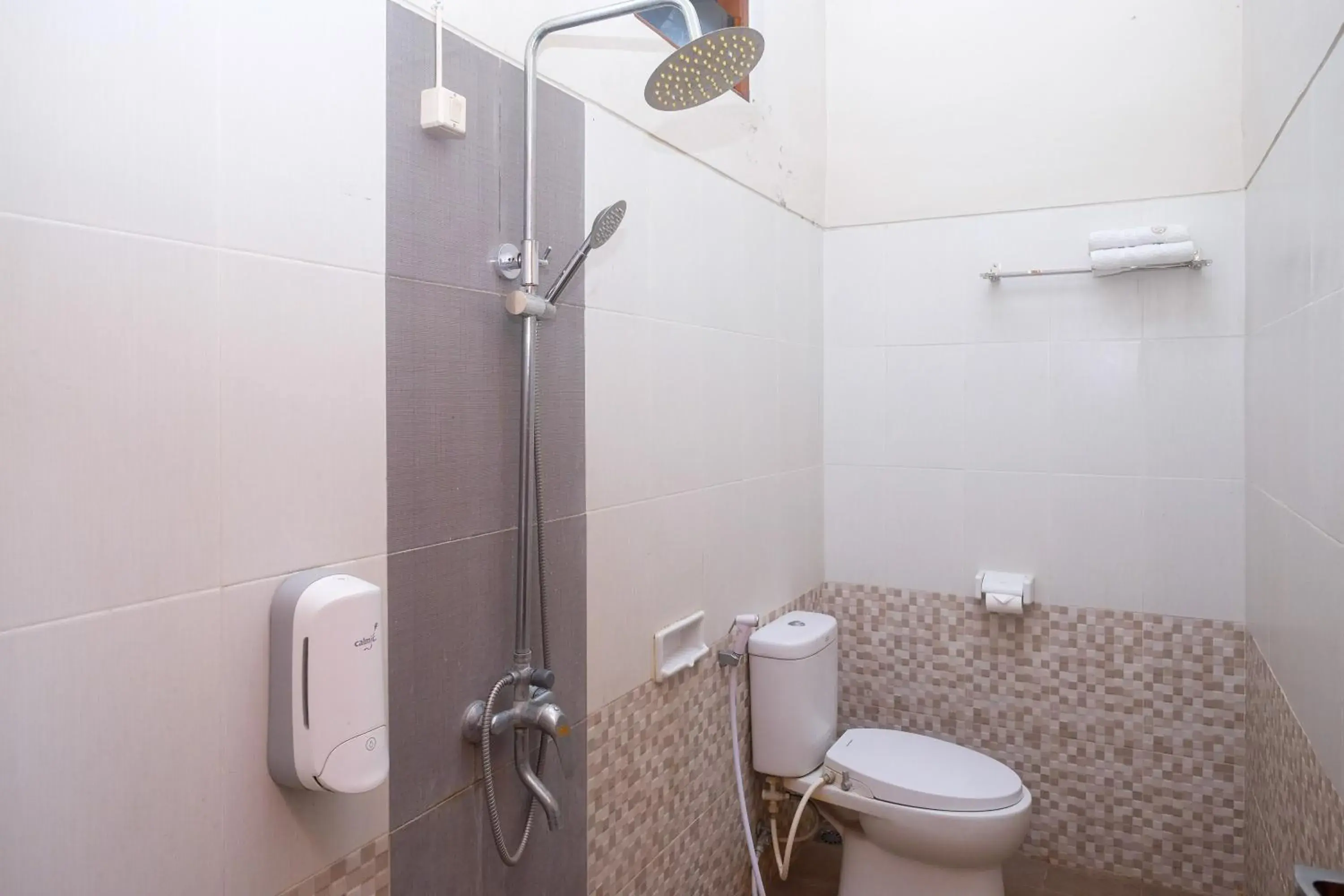 Shower in Urbanview Syariah Wisma Wongso Borobudur Shower in Urbanview Syariah Wisma Wongso Borobudur
