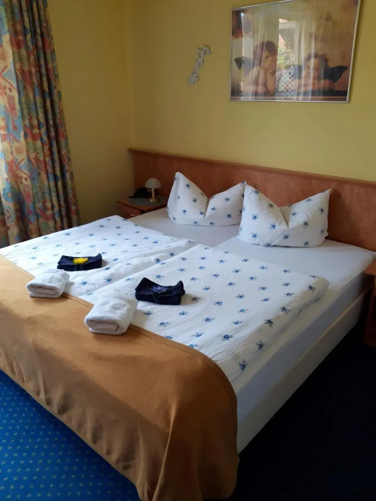 Deluxe Double Room (2 Adults + 1 Child) - single occupancy in Hotel zur Altstadt Deluxe Double Room (2 Adults + 1 Child) - single occupancy in Hotel zur Altstadt