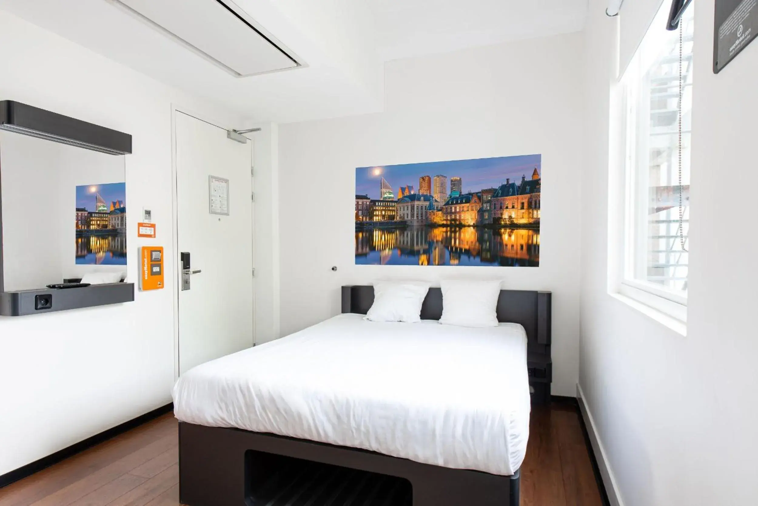 Superior Double Room in easyHotel The Hague City Centre Superior Double Room in easyHotel The Hague City Centre