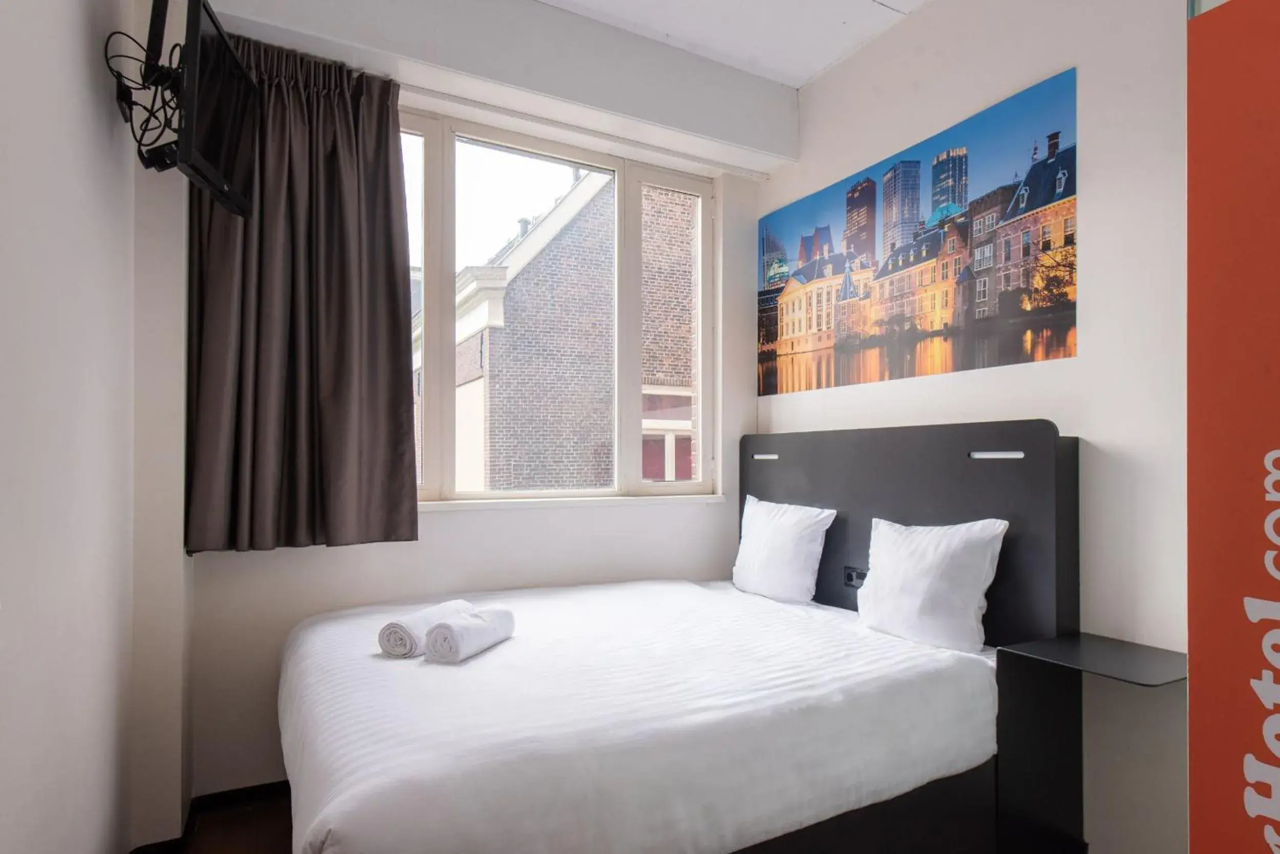 Small Double Room in easyHotel The Hague City Centre Small Double Room in easyHotel The Hague City Centre