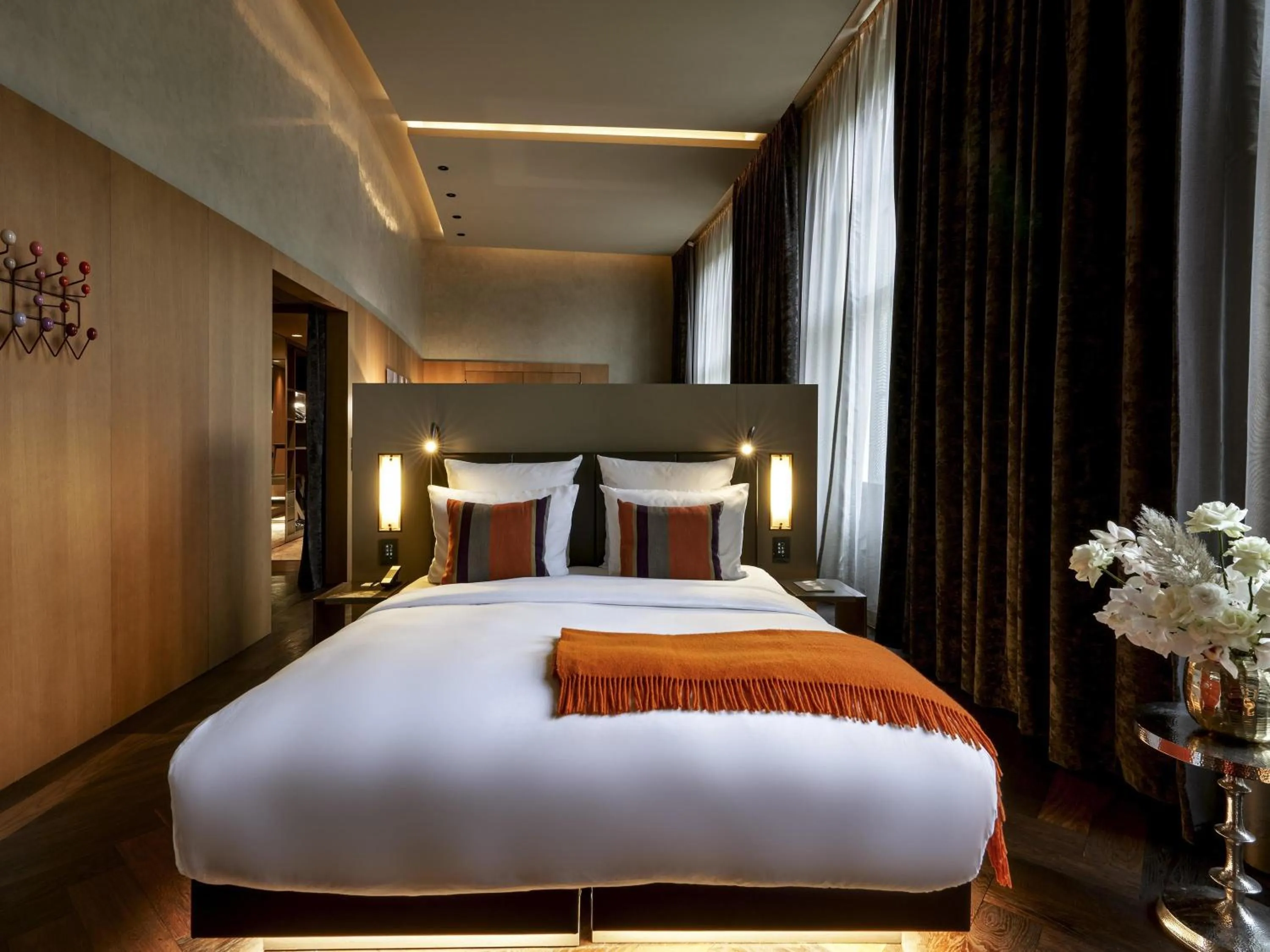 Photo of the whole room, Bed in SO/ Berlin Das Stue