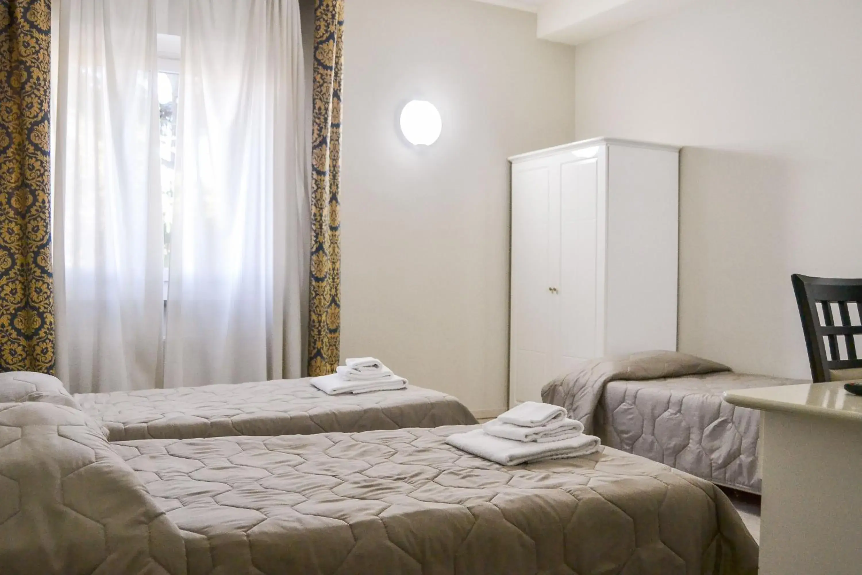 Twin Room in Hotel Domus Twin Room in Hotel Domus