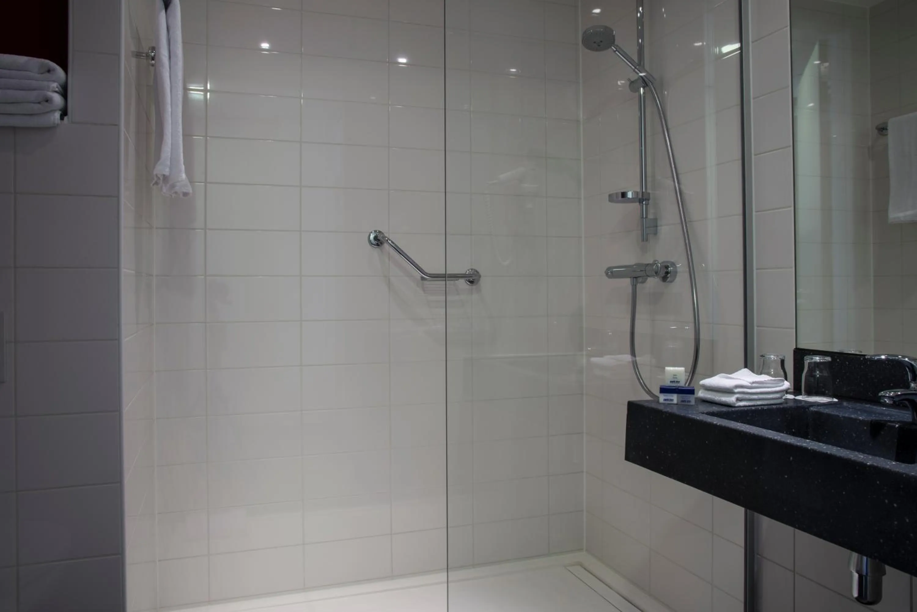 Shower, Bathroom in Park Inn By Radisson Amsterdam Airport Schiphol