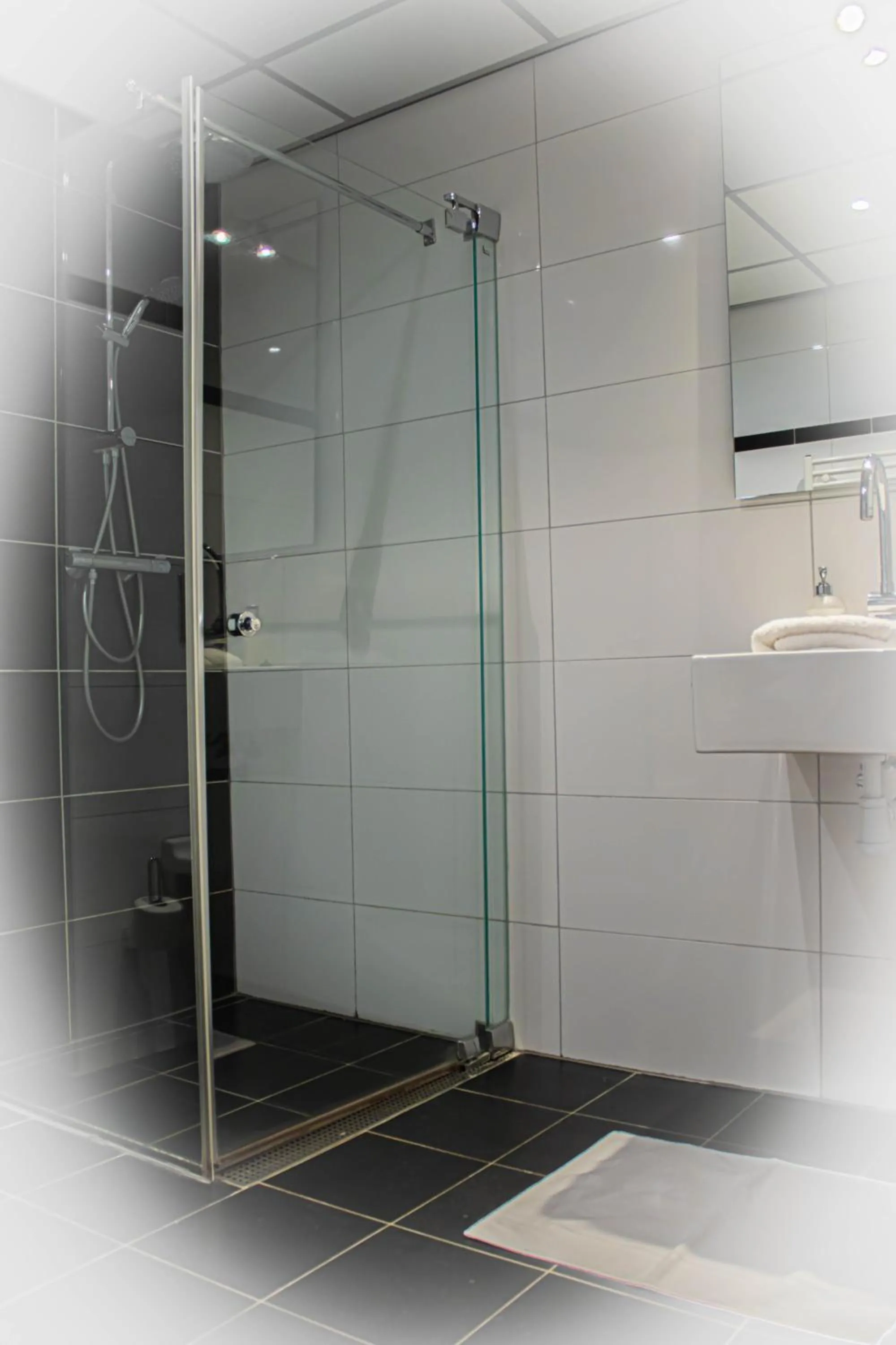 Shower in Hotel de Boegschroef