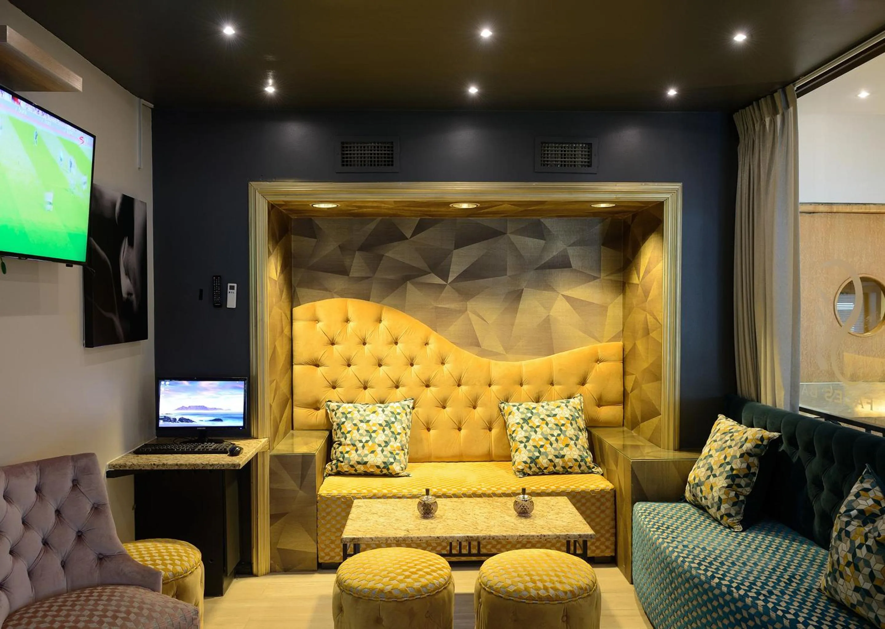 Communal lounge/ TV room in Peninsula All Suite Hotel by Dream Resorts