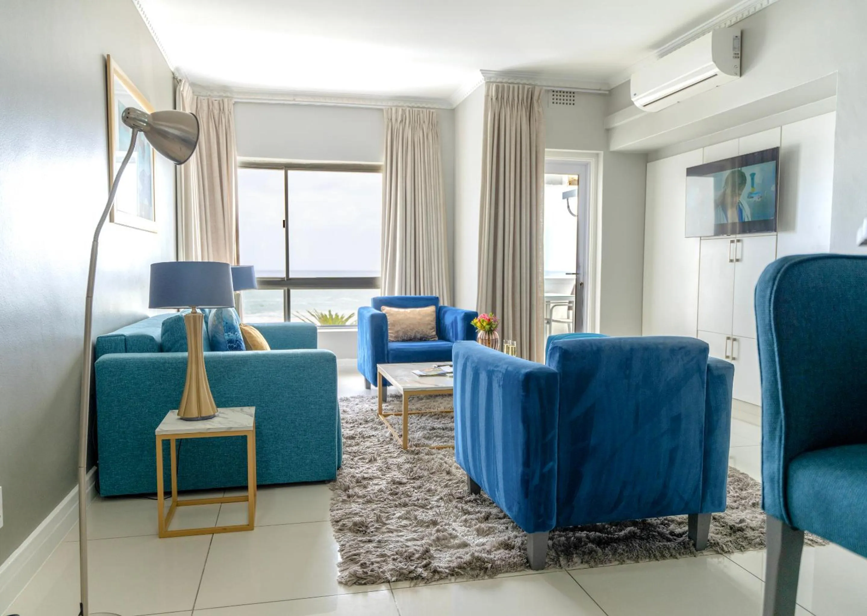 TV and multimedia in Peninsula All Suite Hotel by Dream Resorts