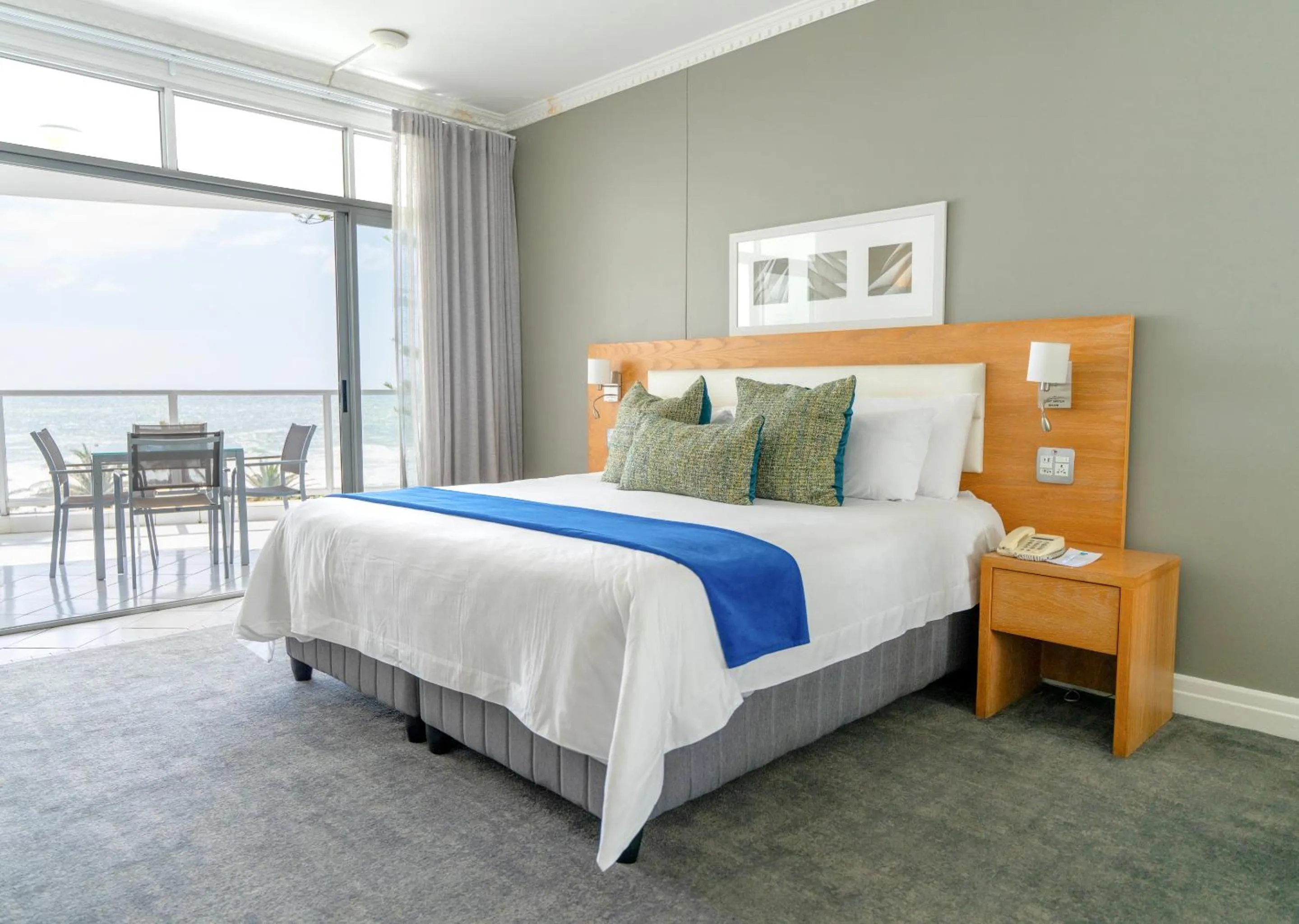 Bed in Peninsula All Suite Hotel by Dream Resorts