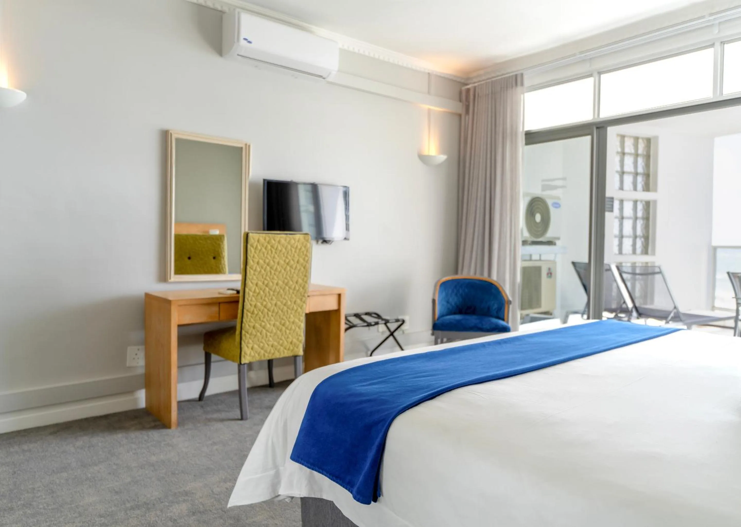 Bed in Peninsula All Suite Hotel by Dream Resorts