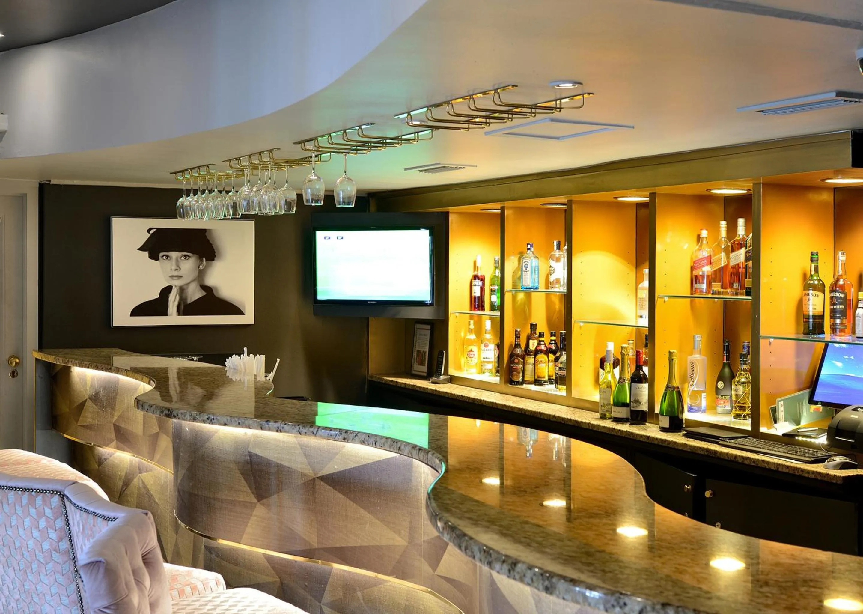 Communal lounge/ TV room in Peninsula All Suite Hotel by Dream Resorts