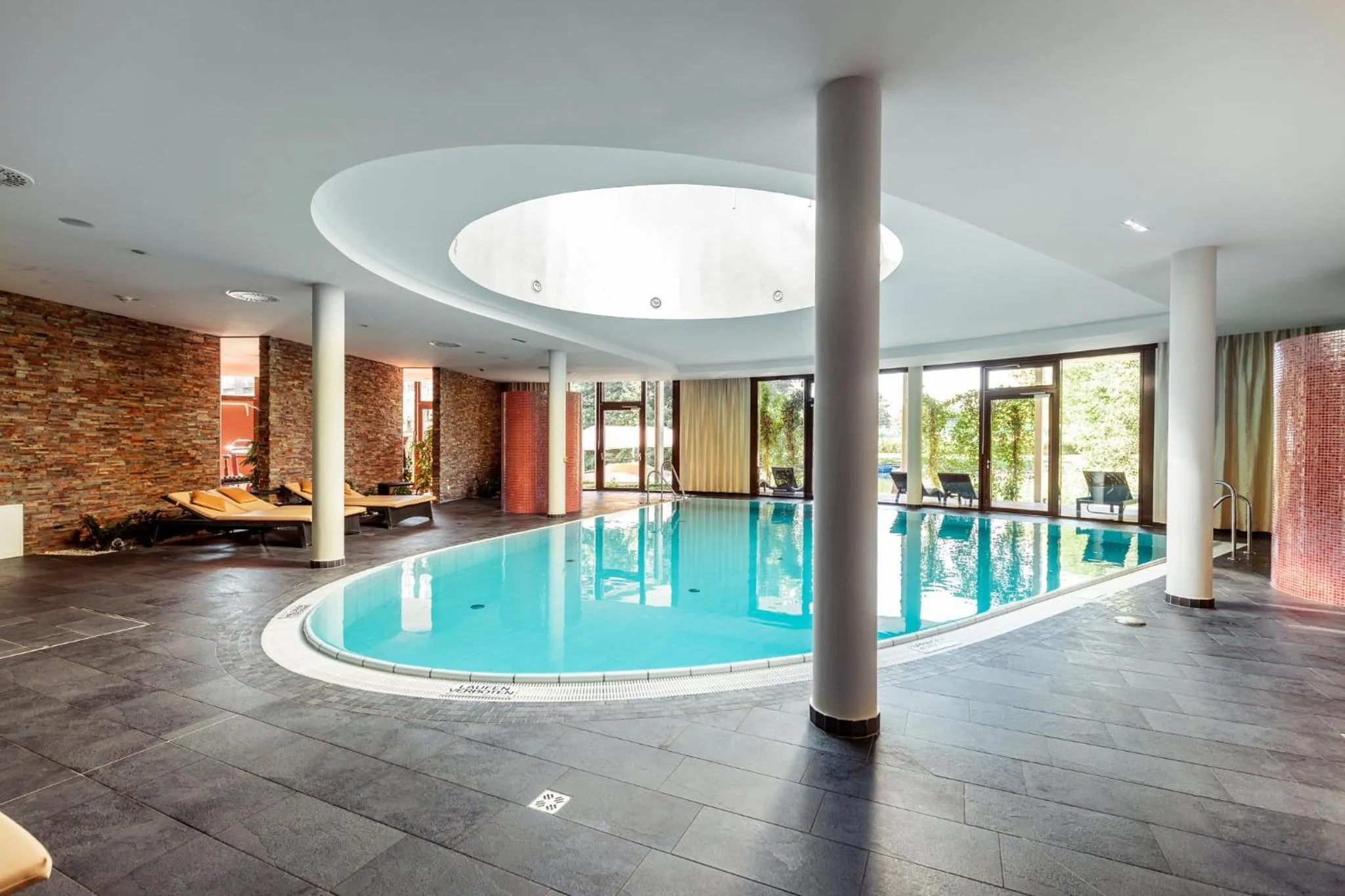 Swimming pool in Das Seepark Wörthersee Resort