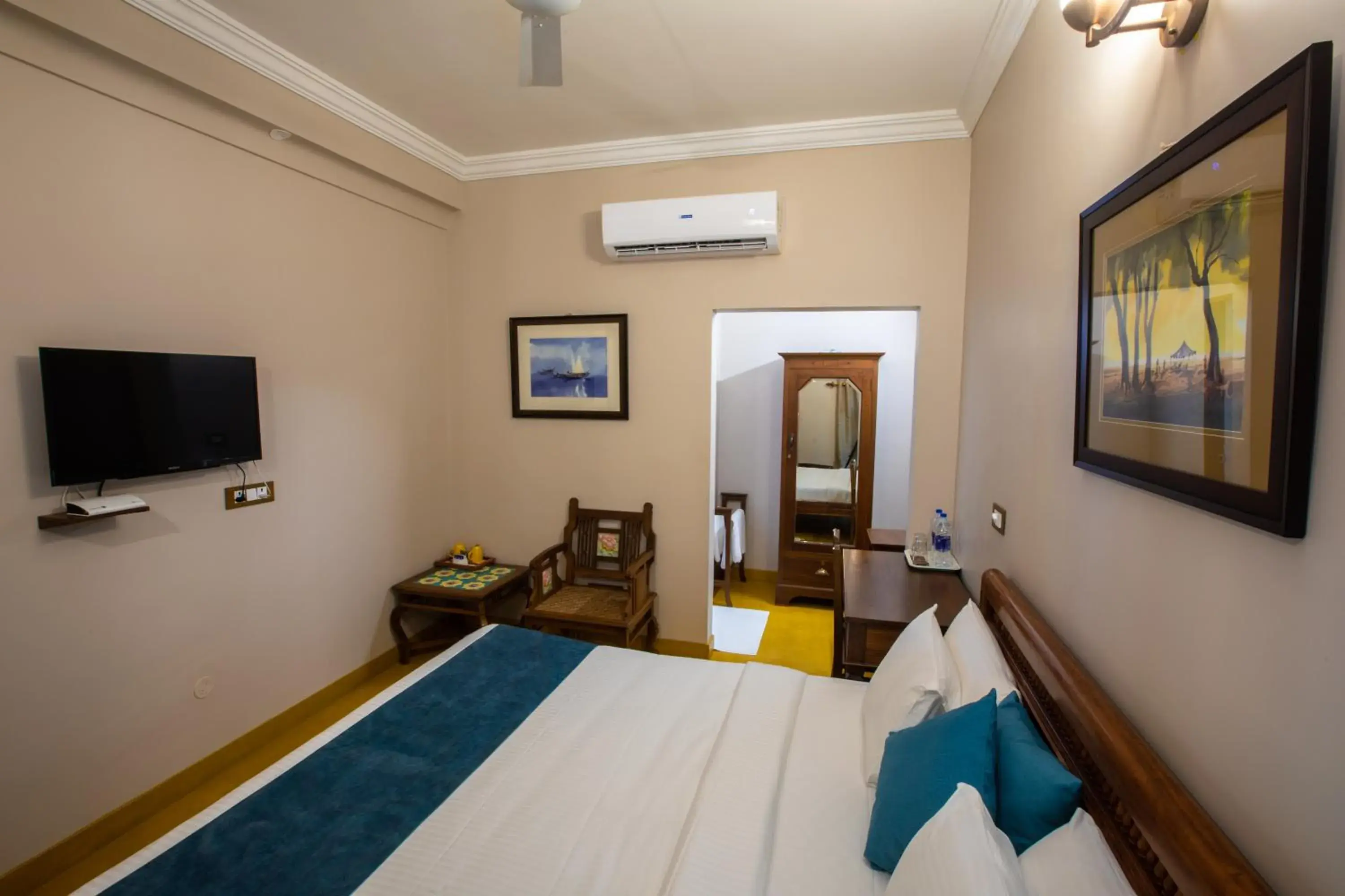 Deluxe Double Room (2 Adults + 1 Child) in 19VillaMira Deluxe Double Room (2 Adults + 1 Child) in 19VillaMira