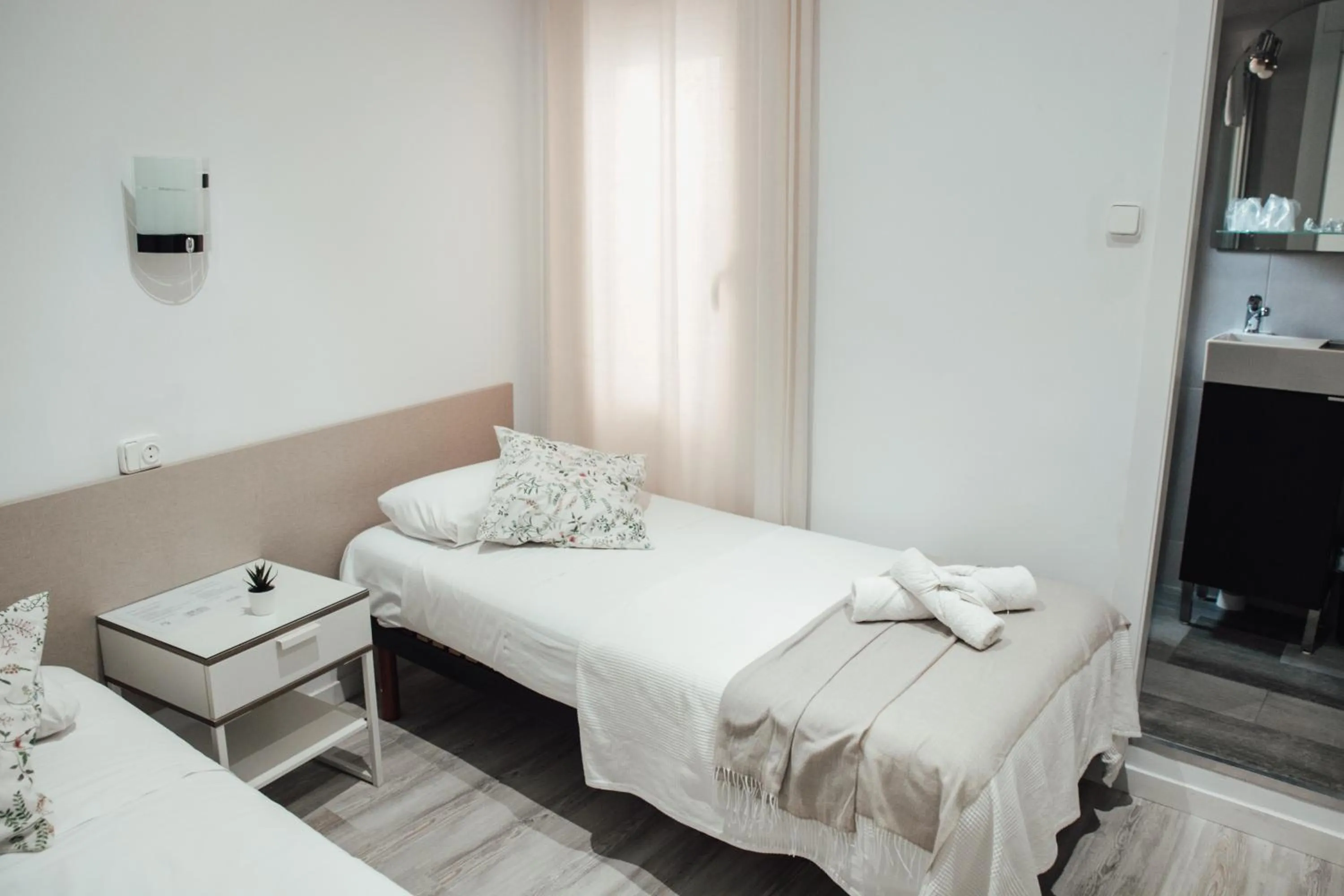 Bed in Hostal Ruta de Francia