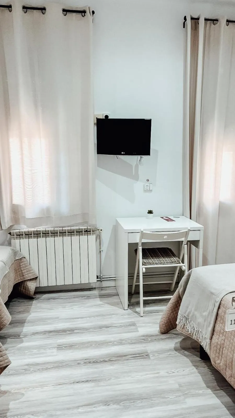 Bed in Hostal Ruta de Francia