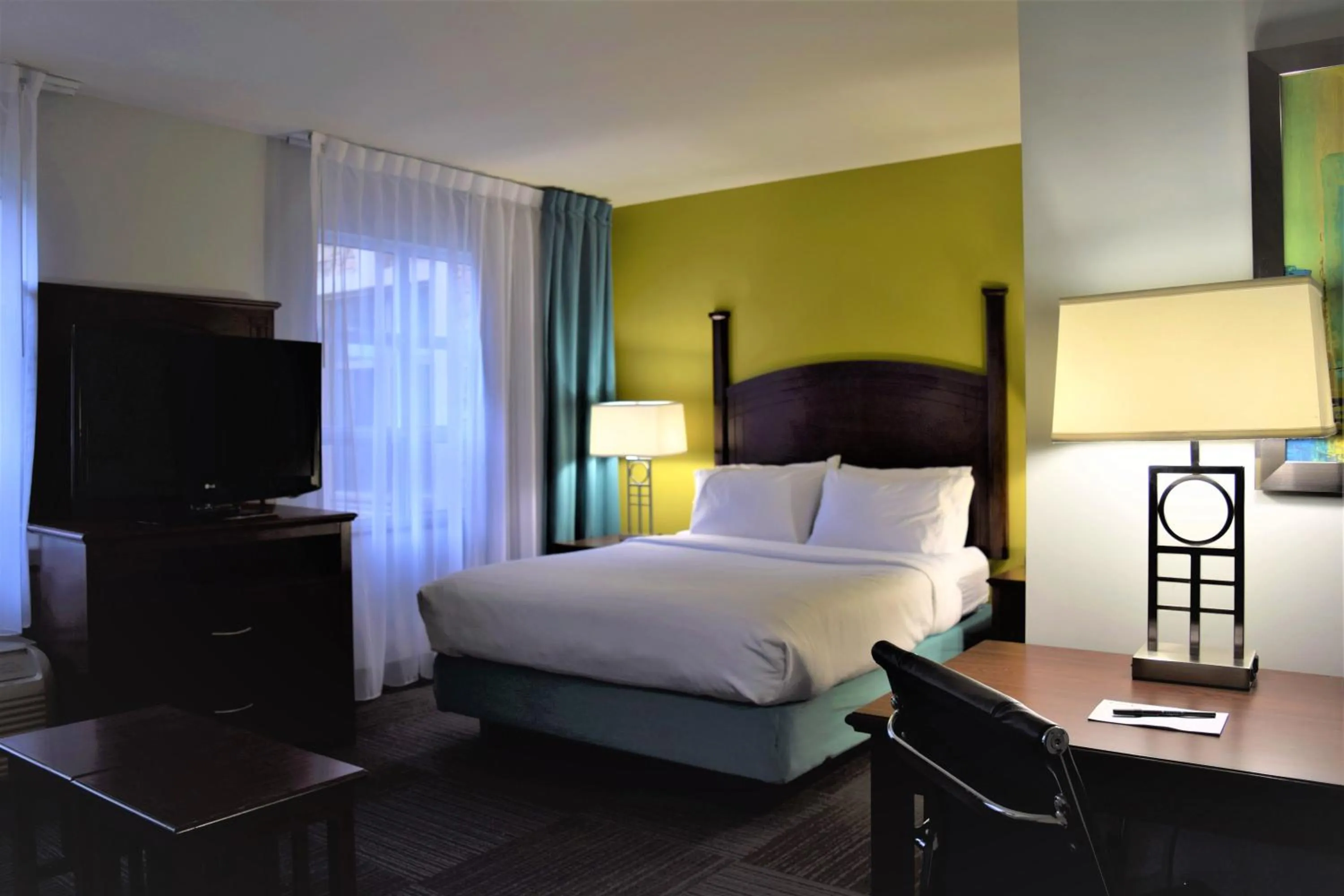 Studio Queen Suite with Sofa Bed and Kitchen in Staybridge Suites London by IHG