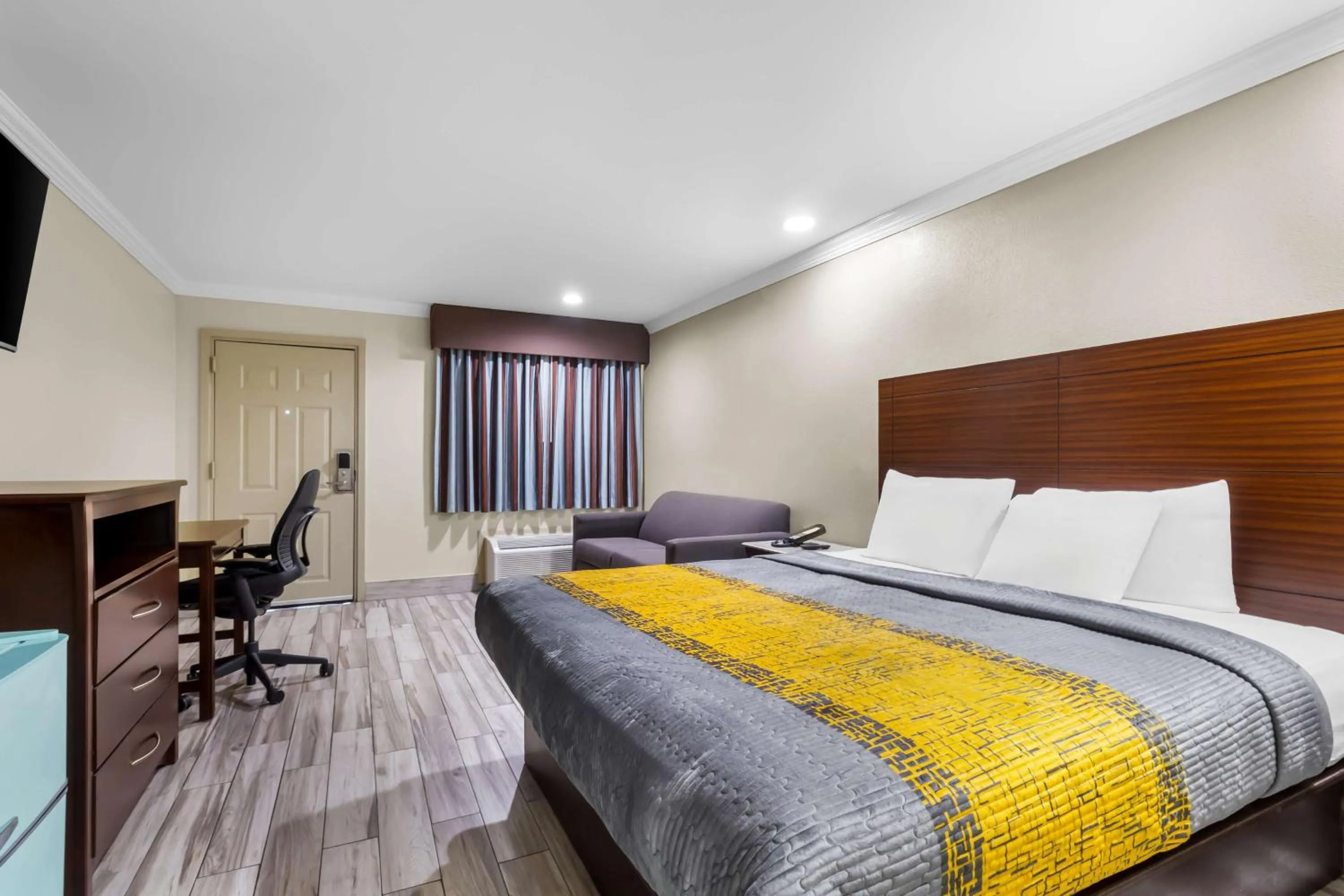 Bedroom, Bed in Americas Best Value Inn Houston Heights at I-45