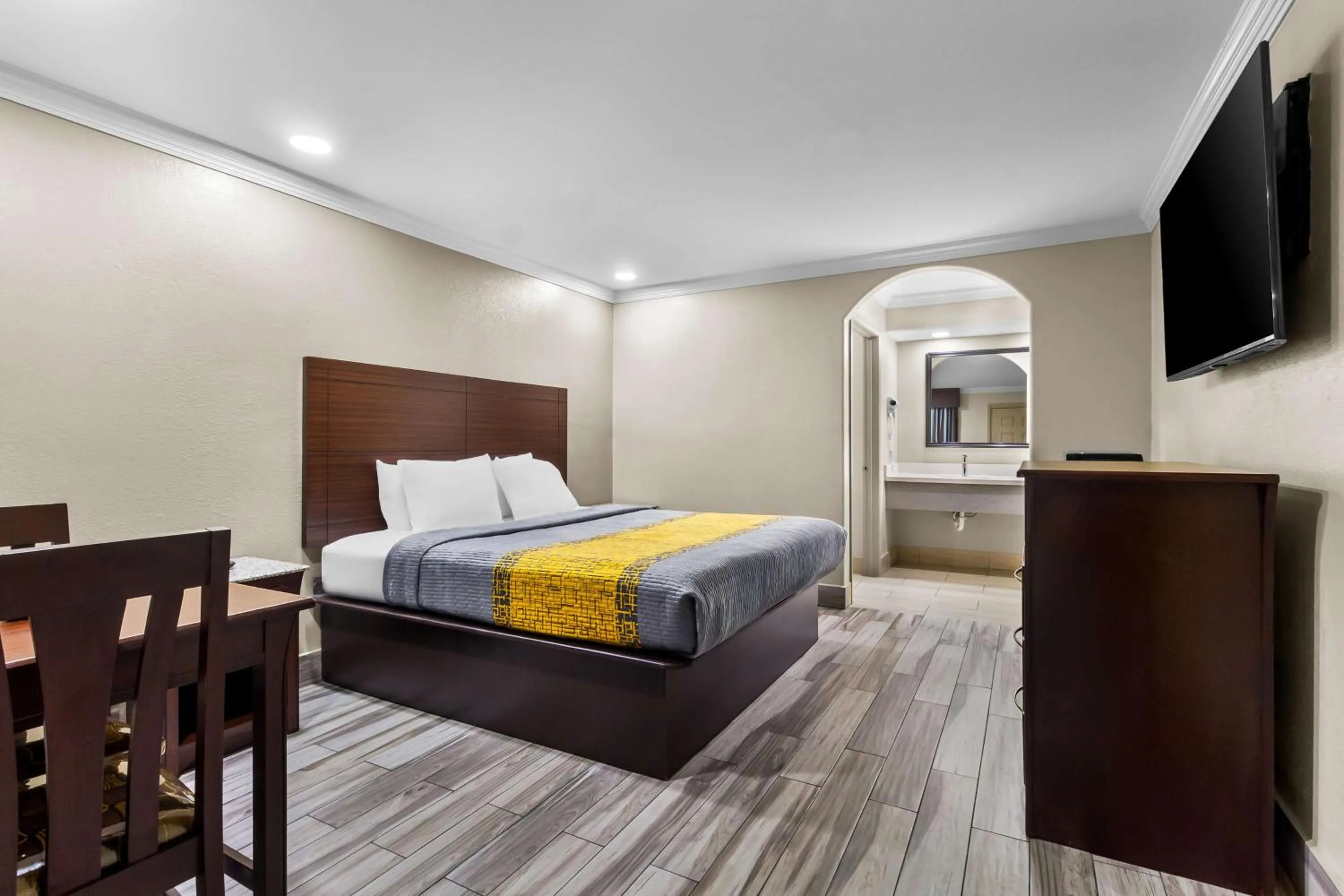 Bedroom, Bed in Americas Best Value Inn Houston Heights at I-45