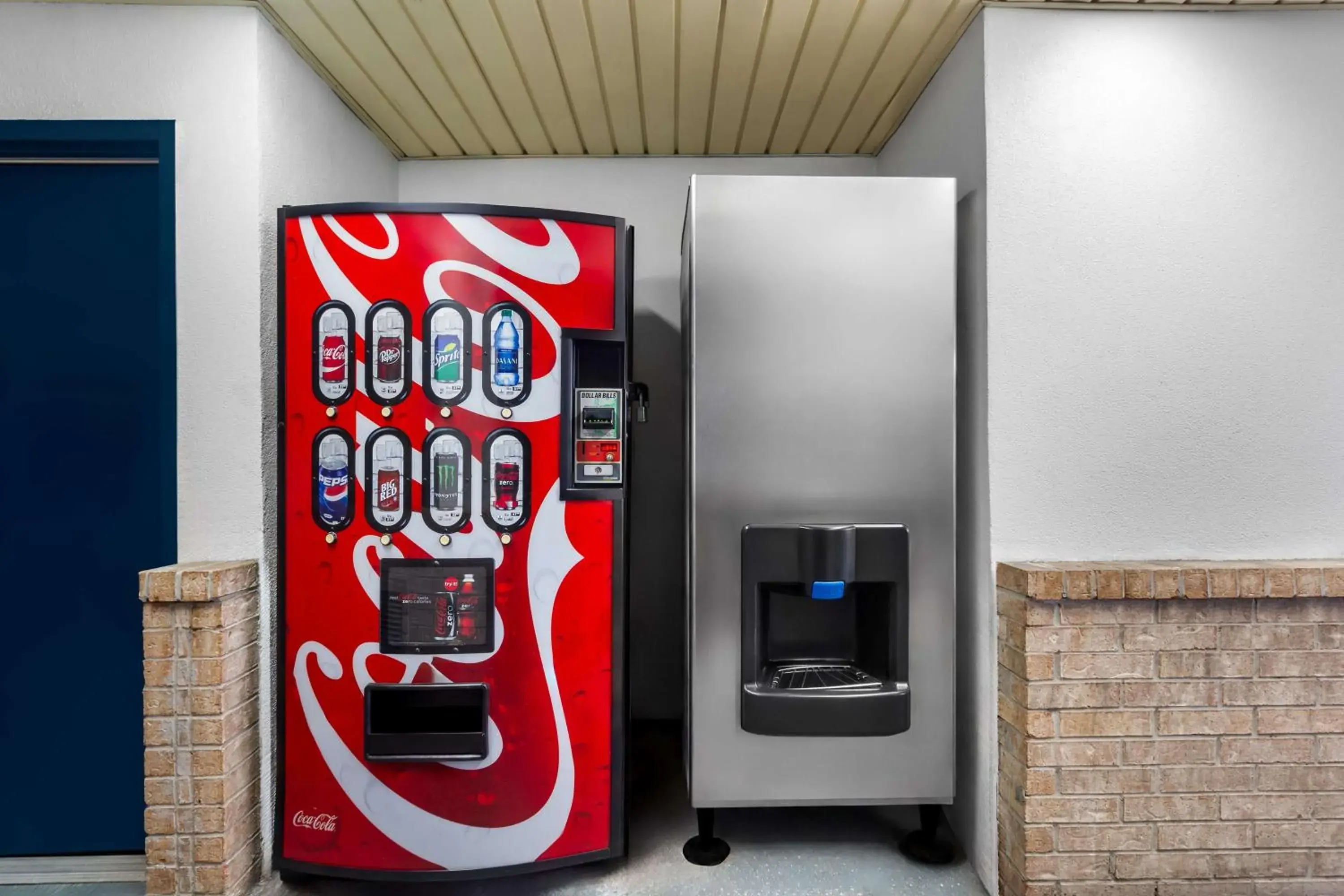 Property building in Americas Best Value Inn Houston Heights at I-45 Property building in Americas Best Value Inn Houston Heights at I-45