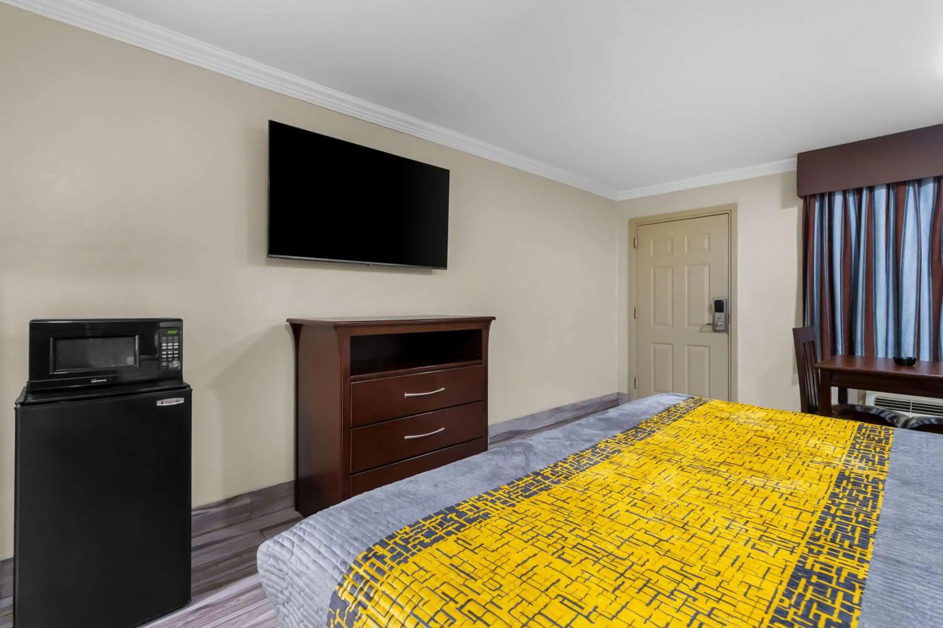 Bedroom, Bed in Americas Best Value Inn Houston Heights at I-45 Bedroom, Bed in Americas Best Value Inn Houston Heights at I-45