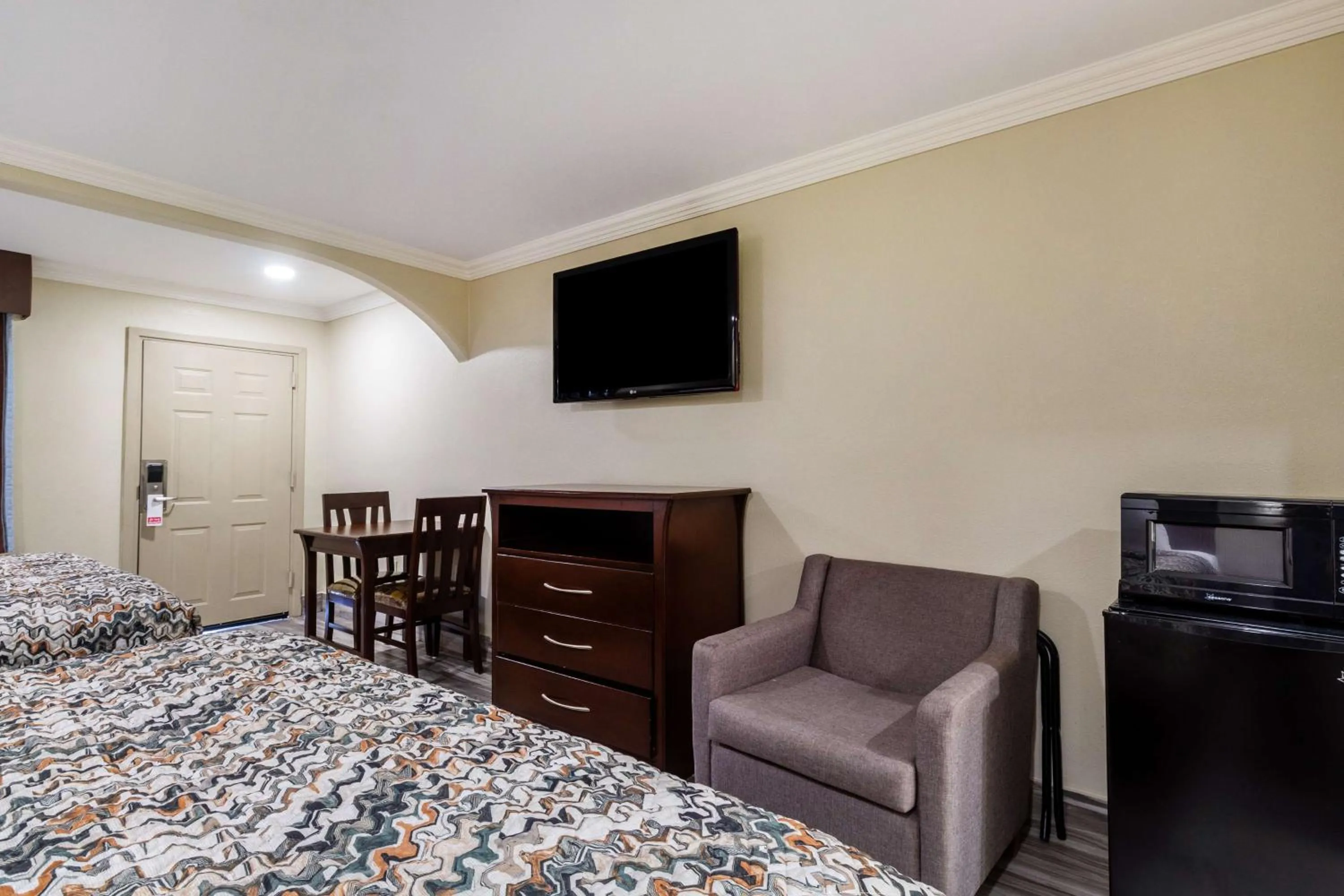 Bedroom, Bed in Americas Best Value Inn Houston Heights at I-45