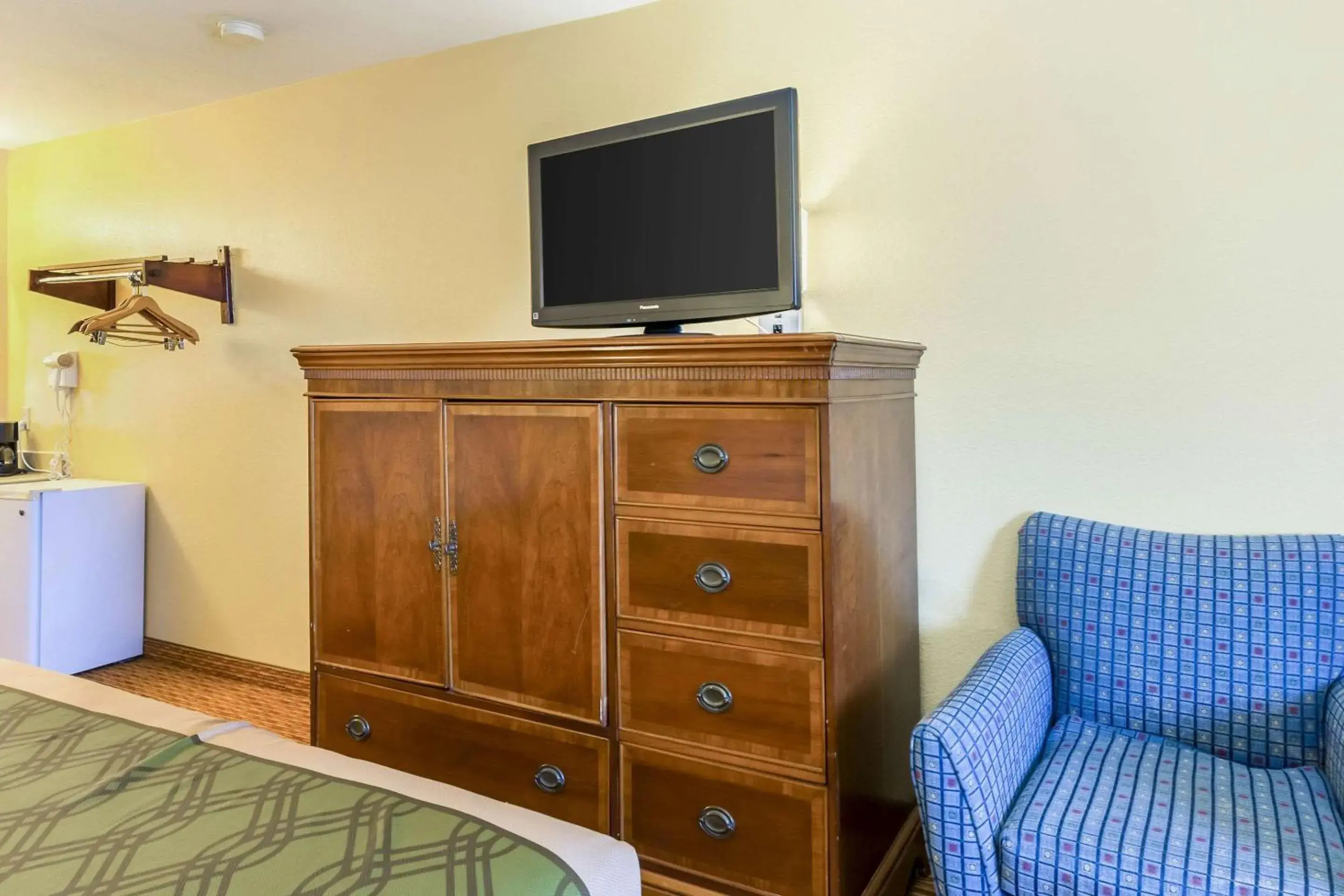 Photo of the whole room, TV/Entertainment Center in Rodeway Inn - Galveston