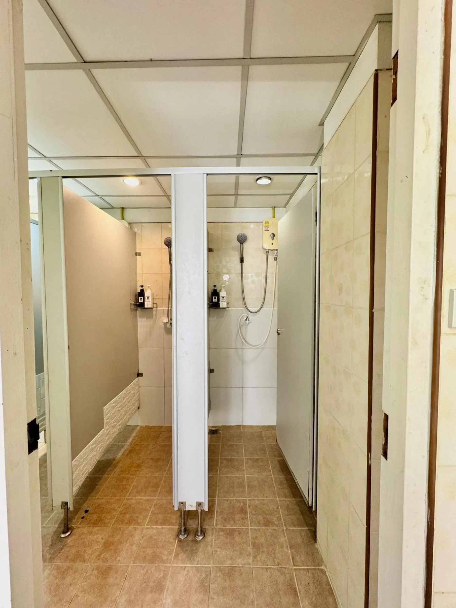 Shower in Best Bed Suvarnabhumi Hostel