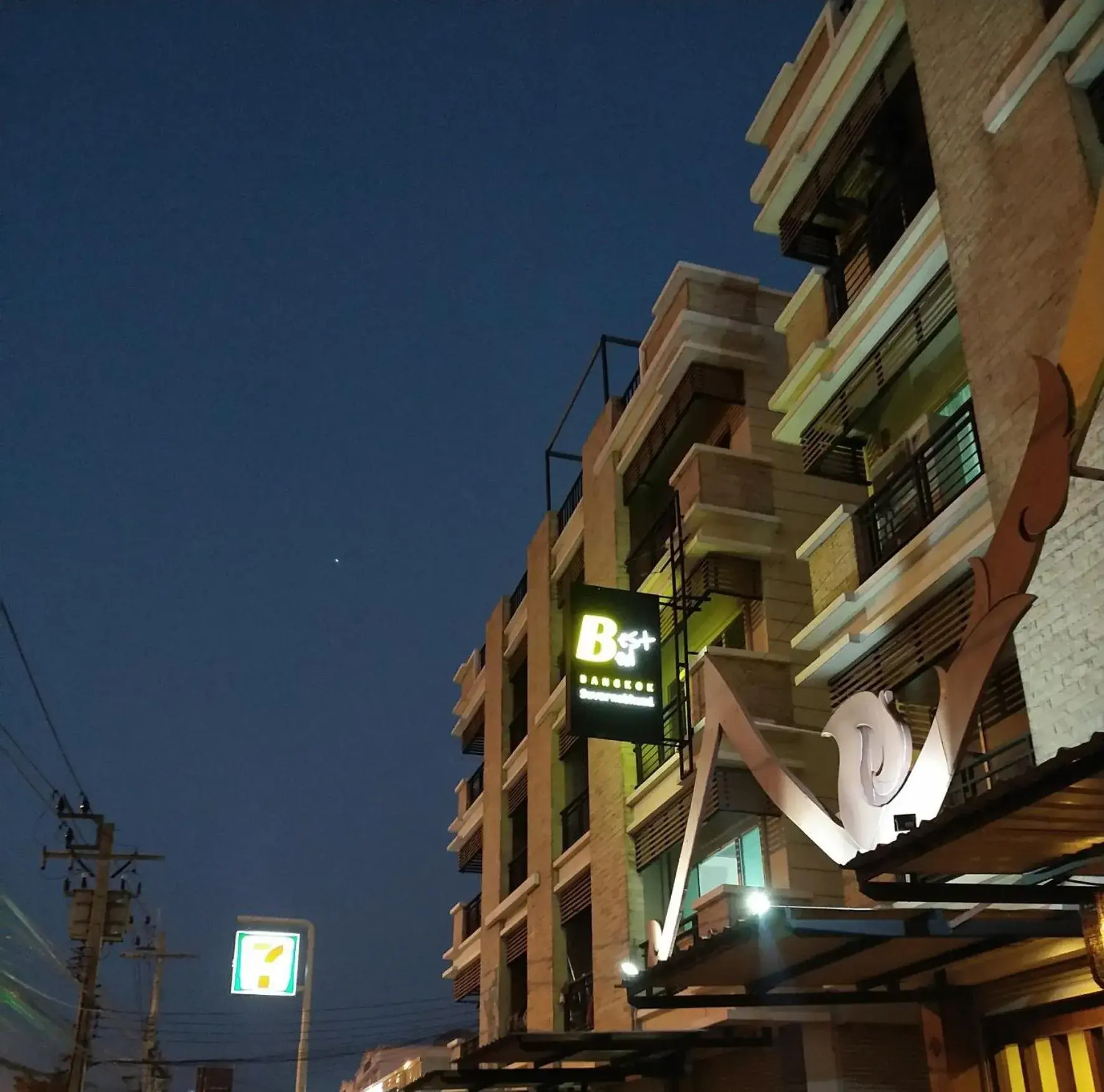 Property building in Best Bed Suvarnabhumi Hostel Property building in Best Bed Suvarnabhumi Hostel