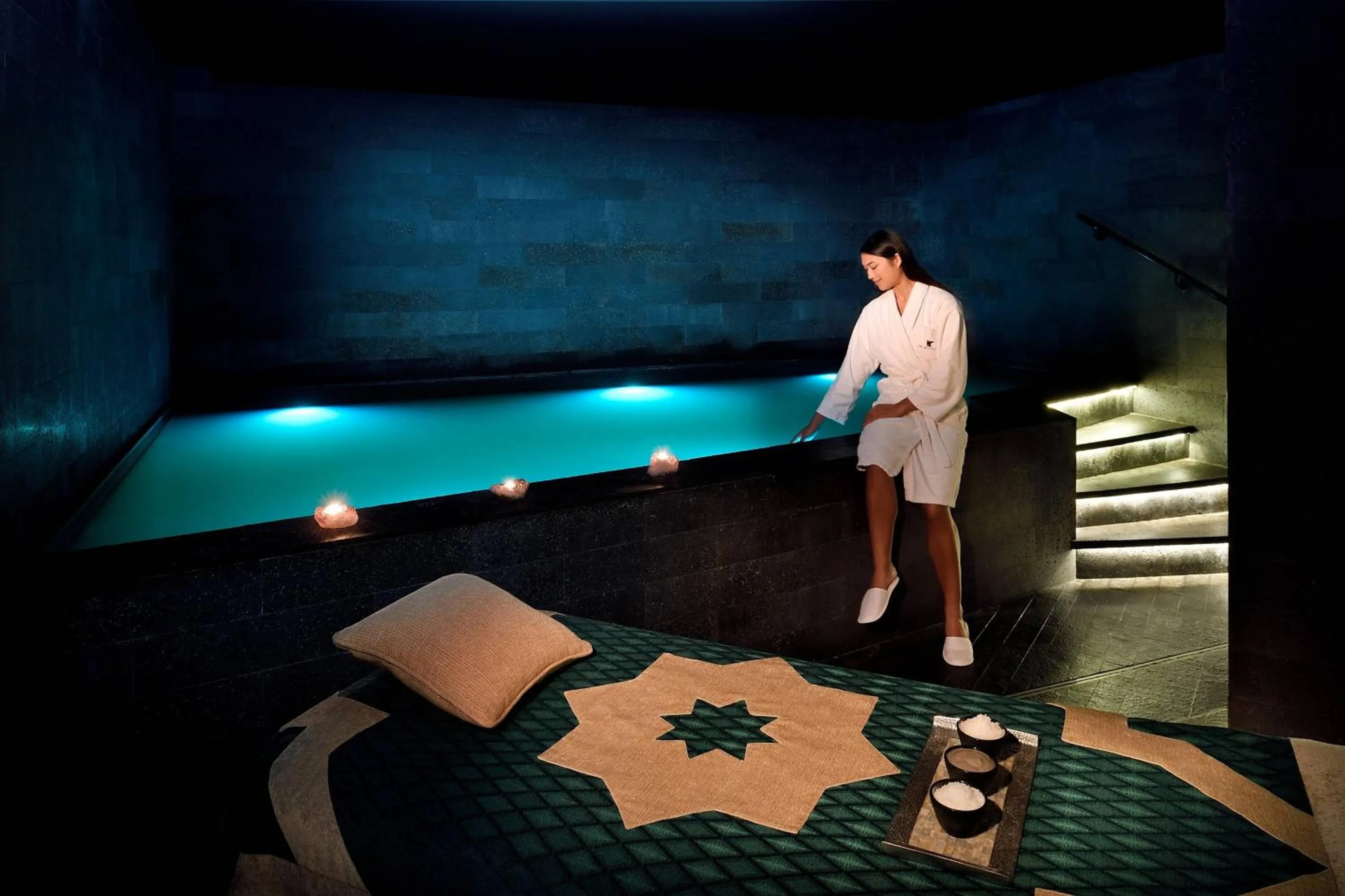 Swimming pool in JW Marriott Marquis Hotel Dubai