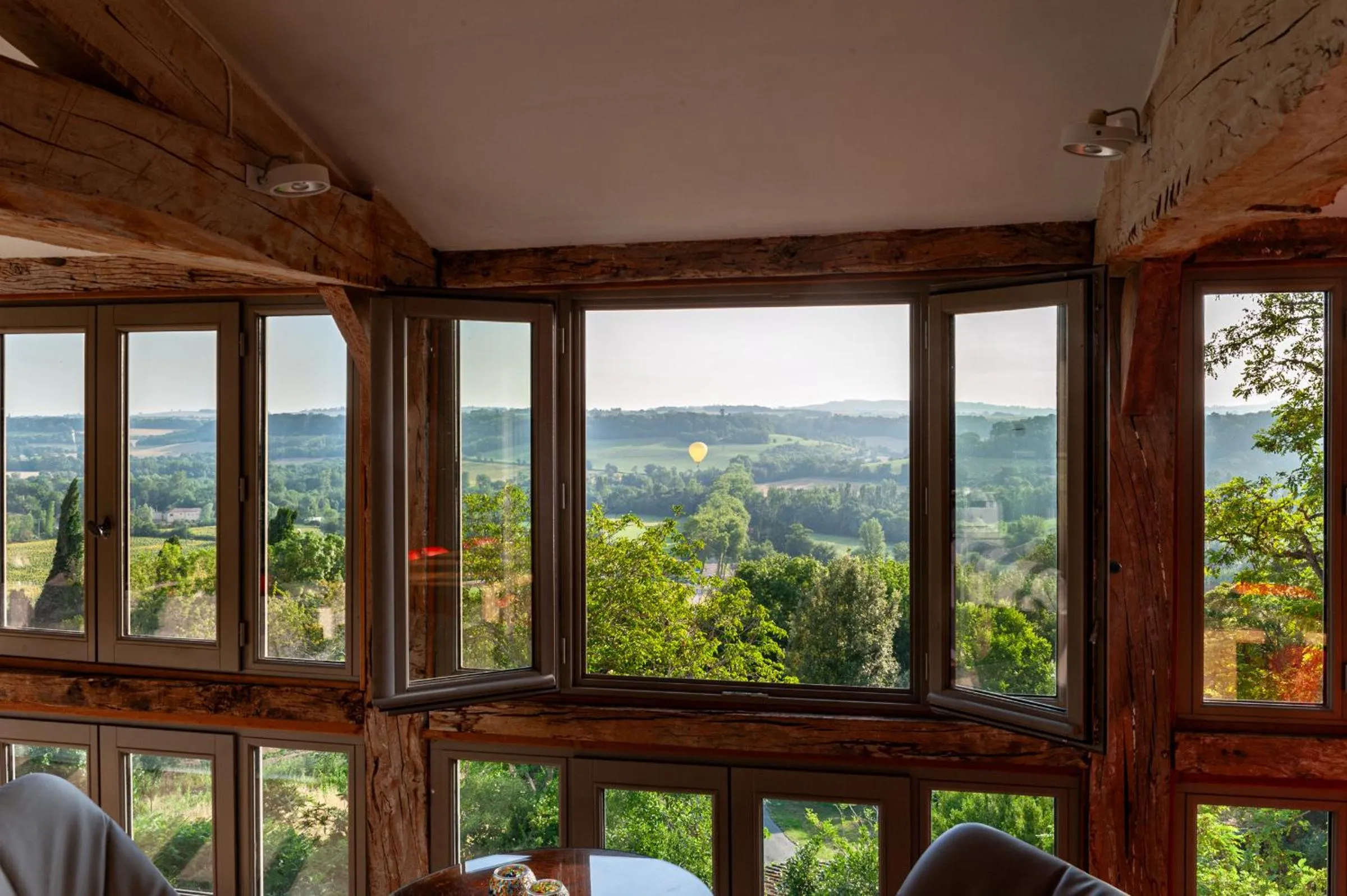 Communal lounge/ TV room in B&B La Mirande de Saint-Clar