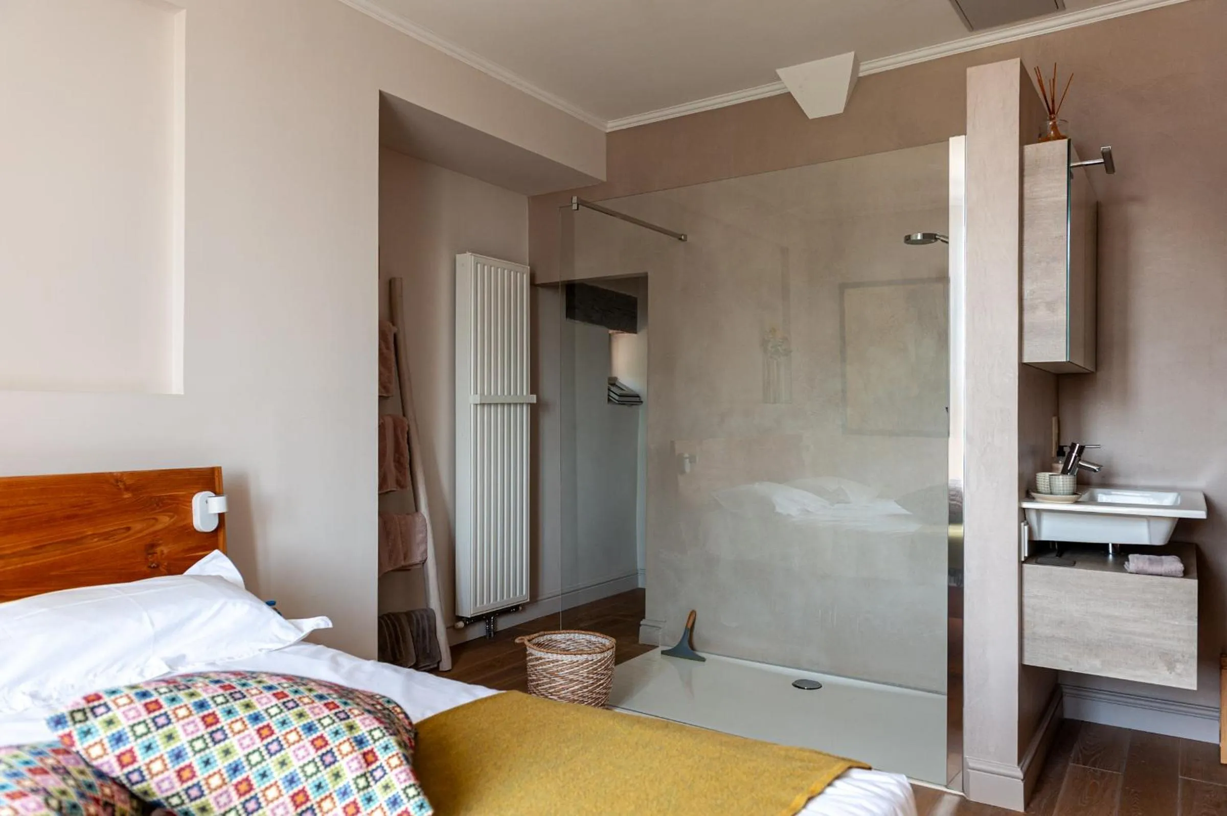 Shower, Bed in B&B La Mirande de Saint-Clar