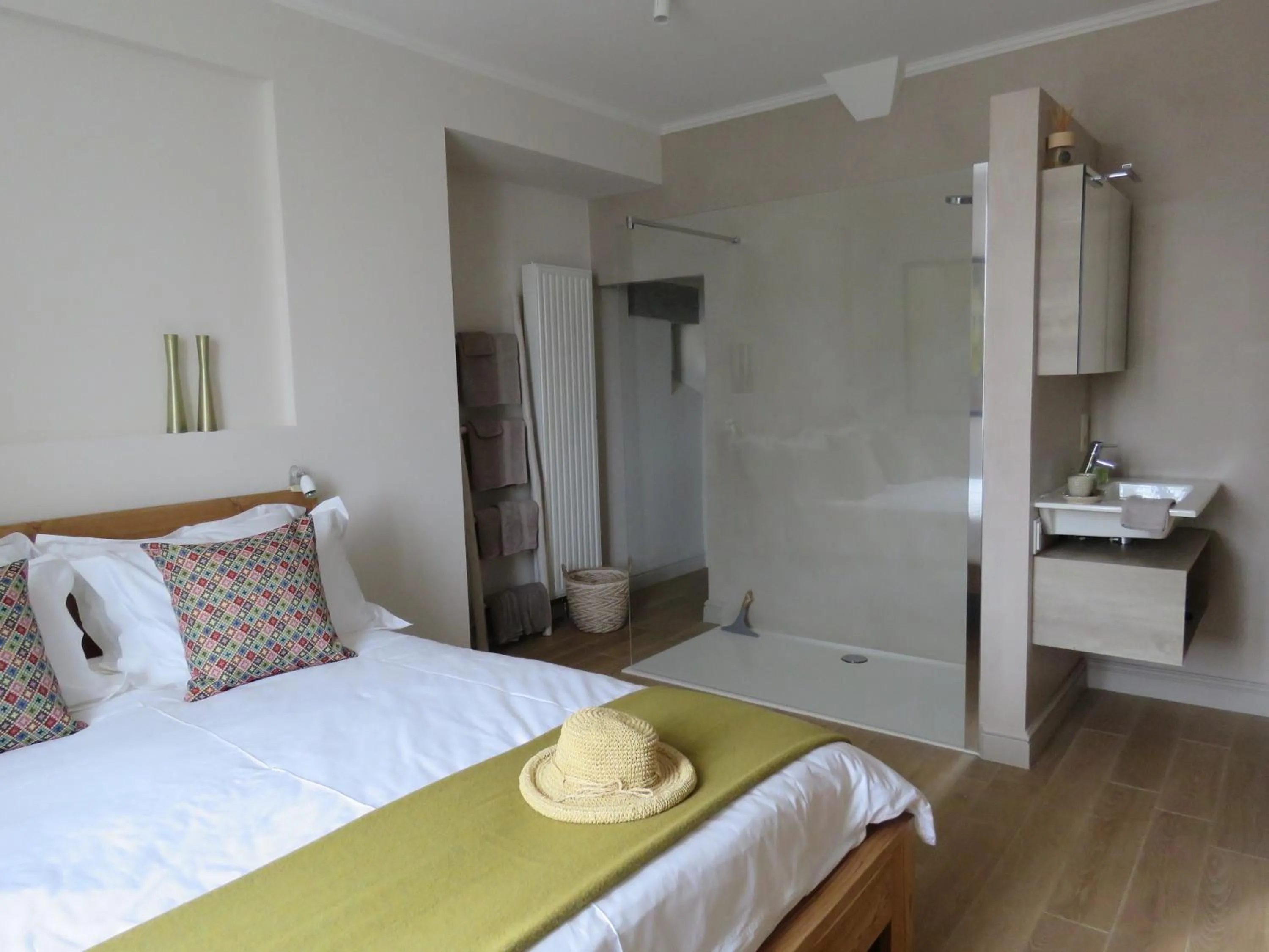 Shower, Bed in B&B La Mirande de Saint-Clar