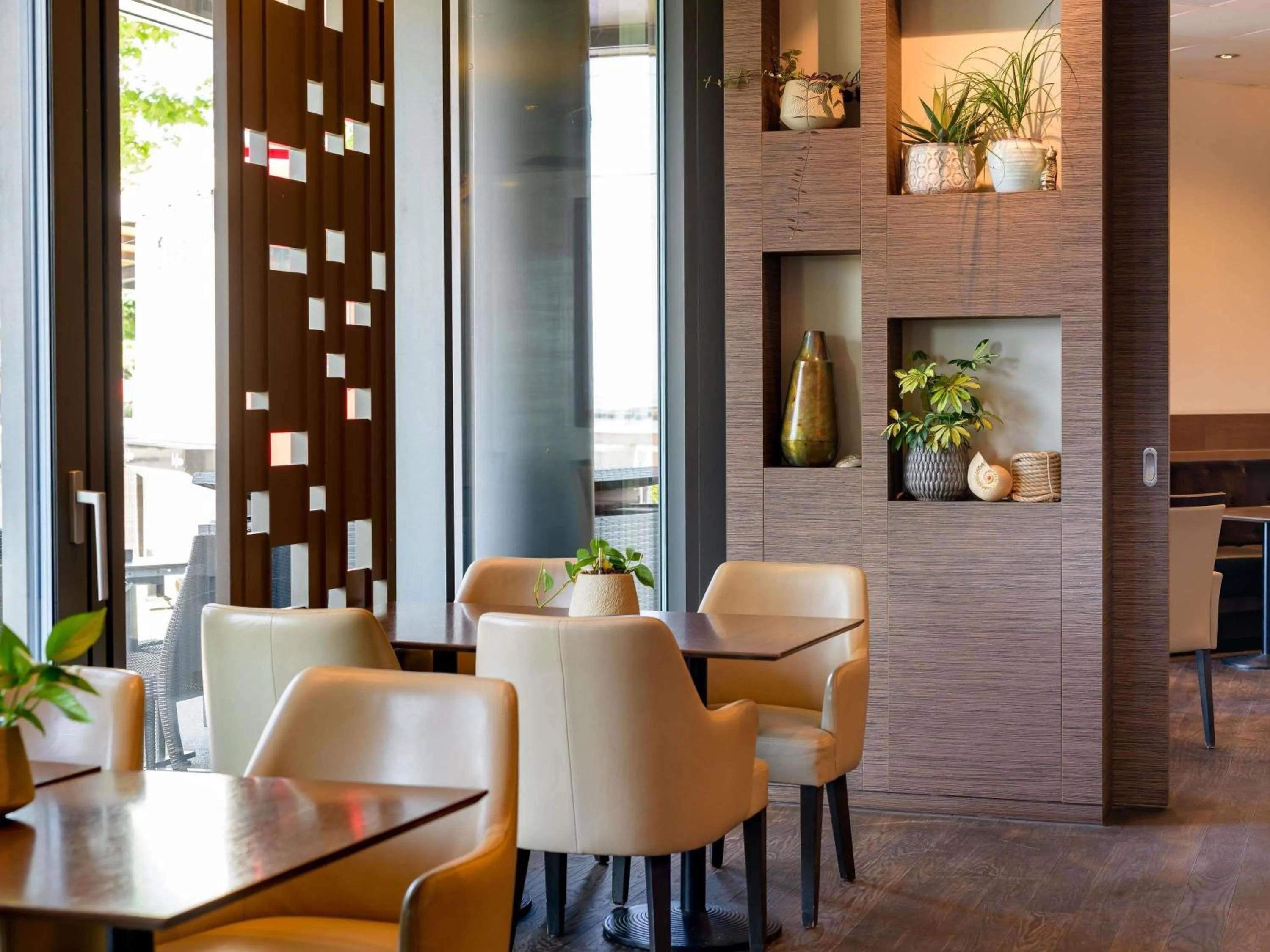 Lounge or bar in Mövenpick Hotel Lausanne