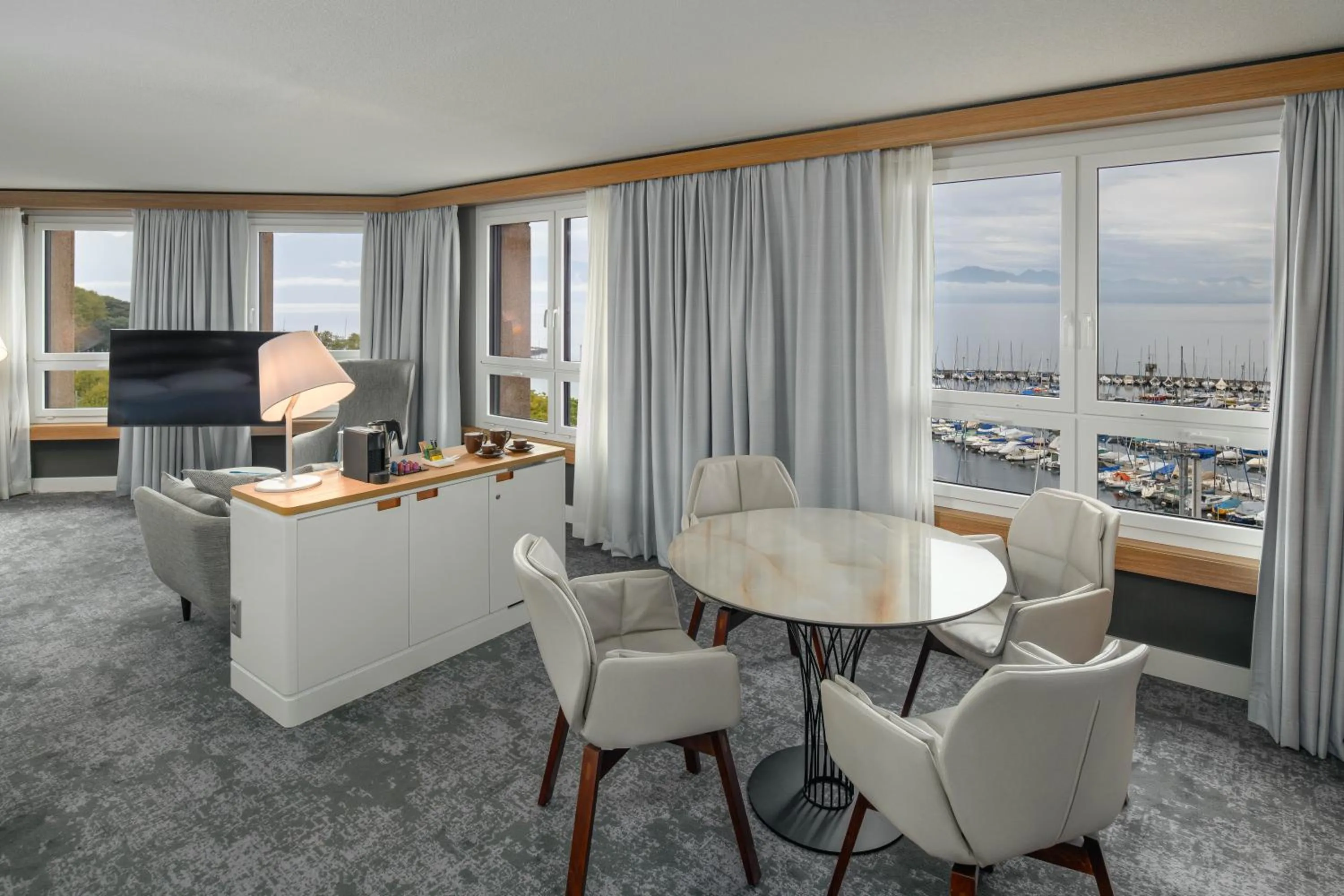 Living room in Mövenpick Hotel Lausanne