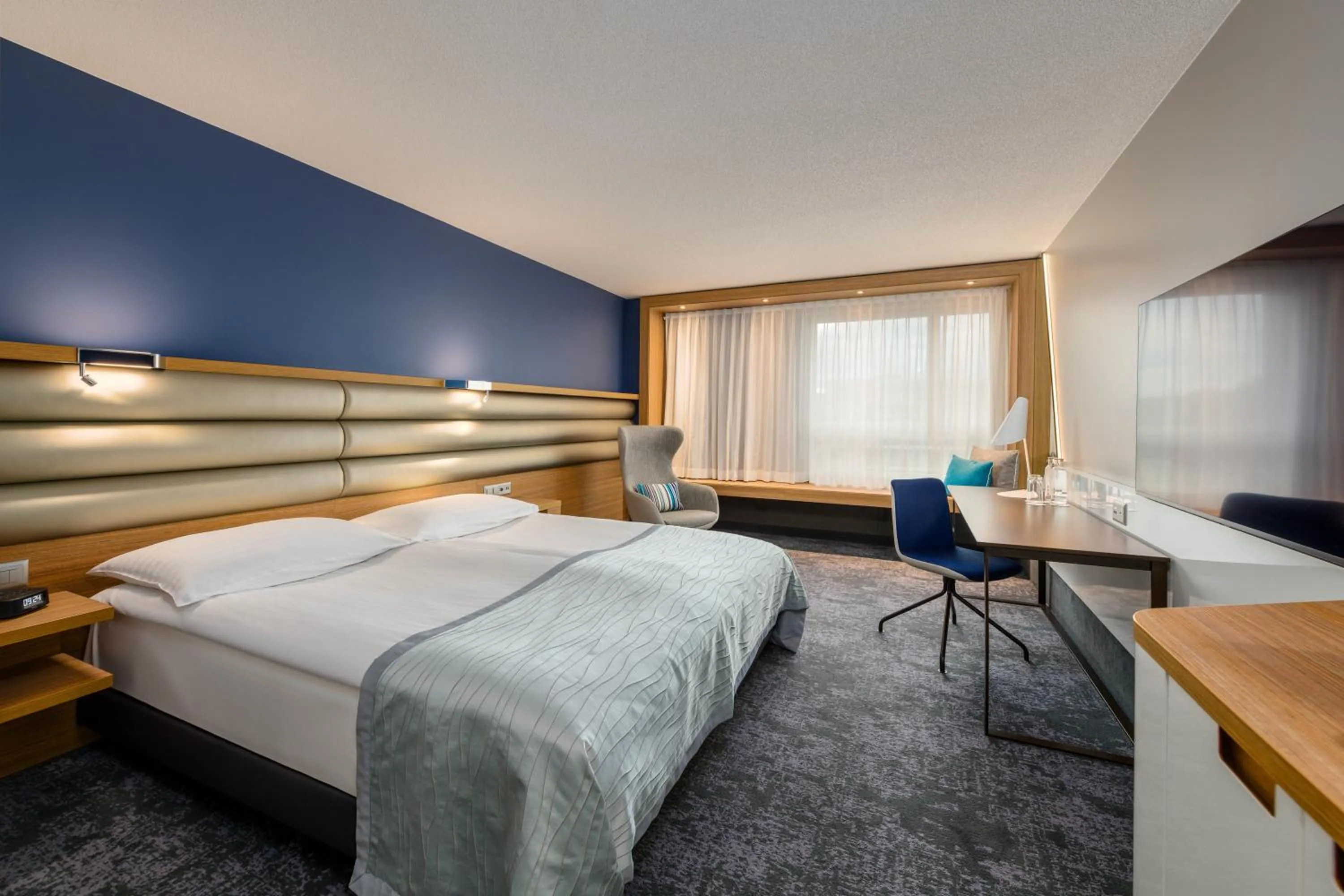 Photo of the whole room, Bed in Mövenpick Hotel Lausanne