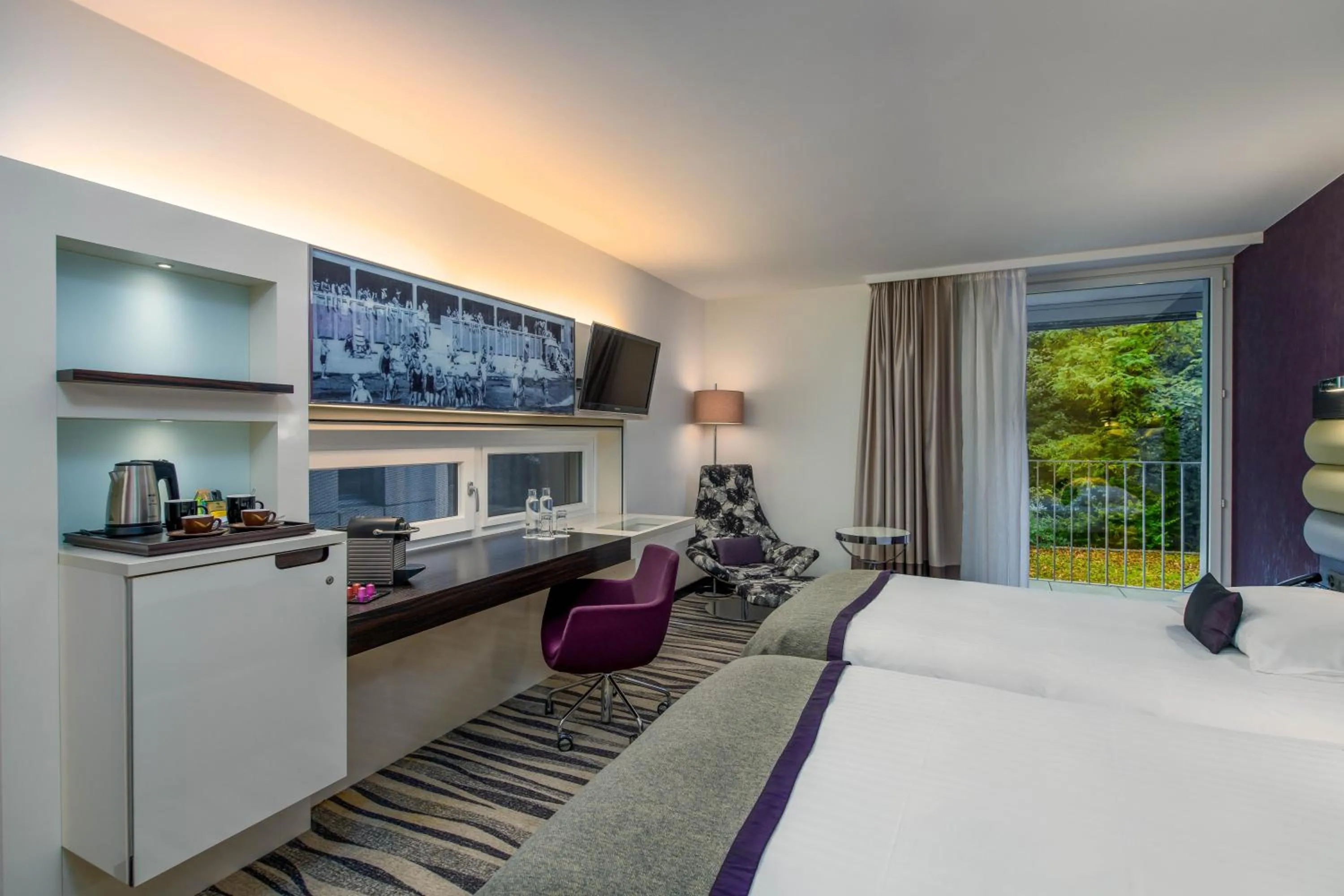 Photo of the whole room, Bed in Mövenpick Hotel Lausanne