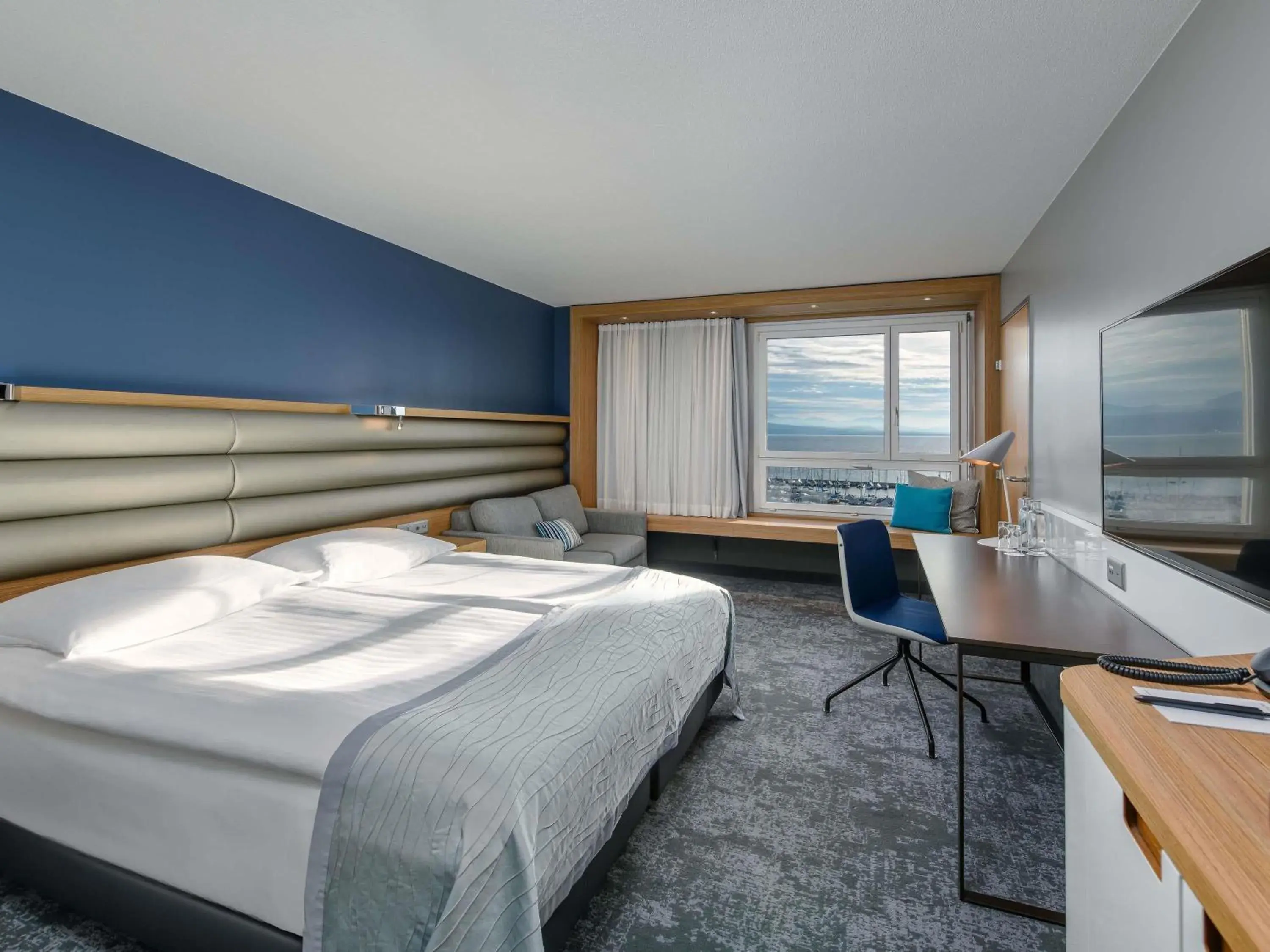 Deluxe Queen Room with Lake View in Mövenpick Hotel Lausanne Deluxe Queen Room with Lake View in Mövenpick Hotel Lausanne