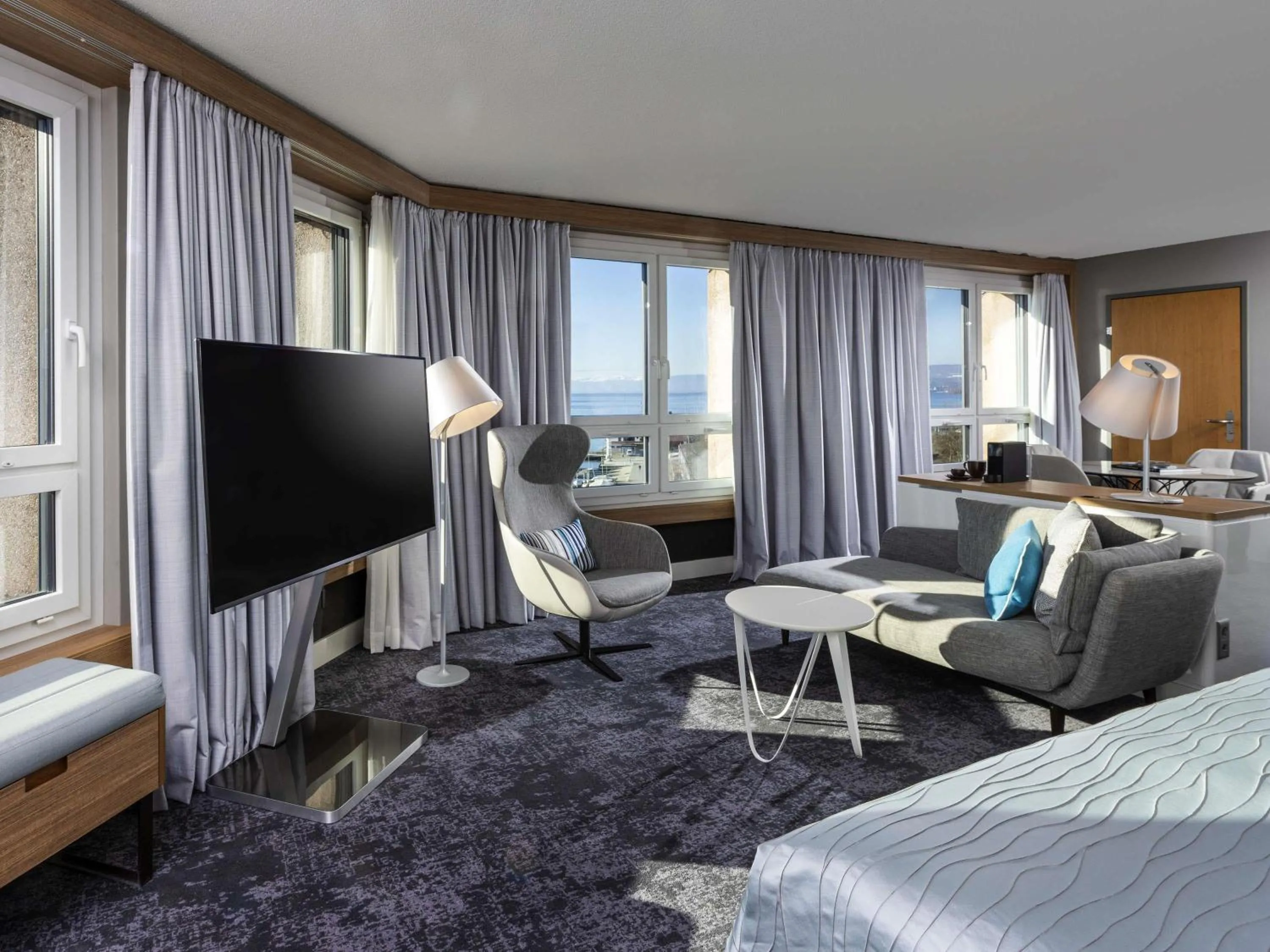 Bedroom, Bed in Mövenpick Hotel Lausanne