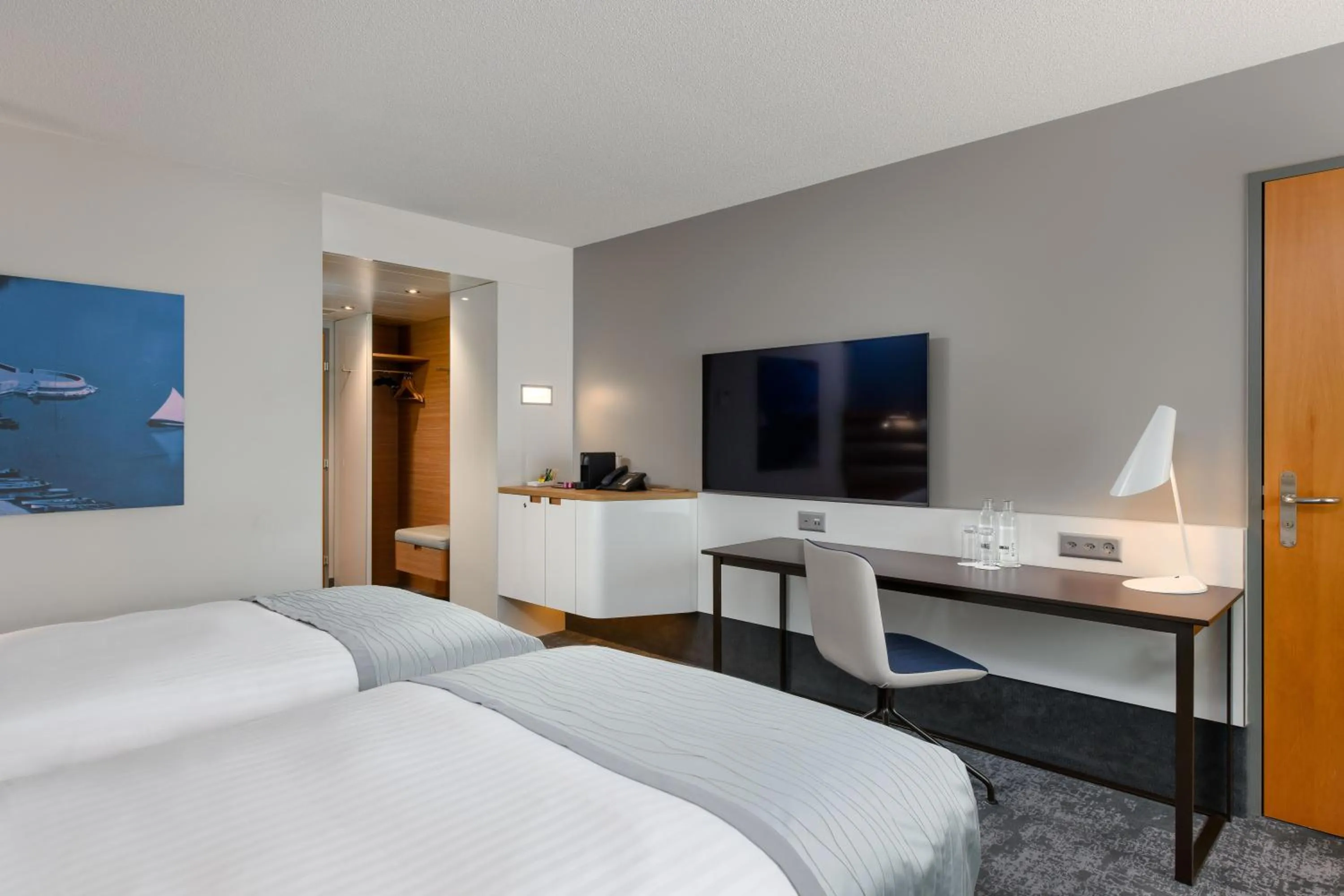 Photo of the whole room, Bed in Mövenpick Hotel Lausanne