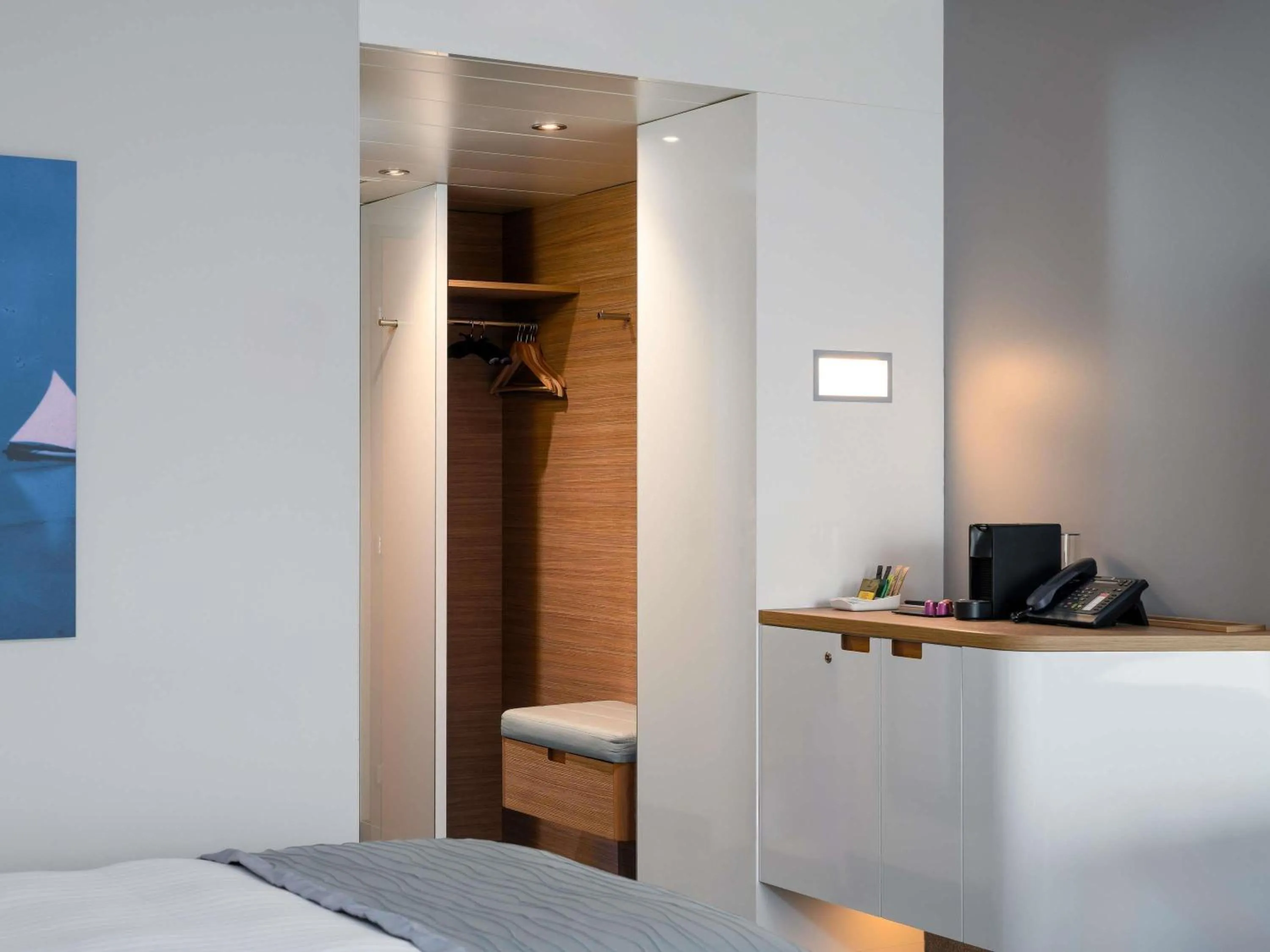 Bedroom, Bed in Mövenpick Hotel Lausanne