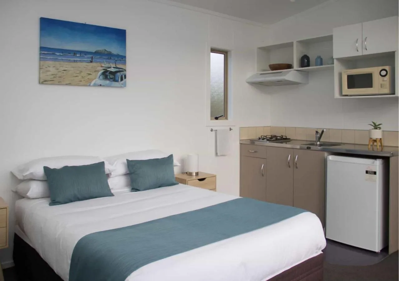 Kitchen or kitchenette, Bed in Russell-Orongo Bay Holiday Park