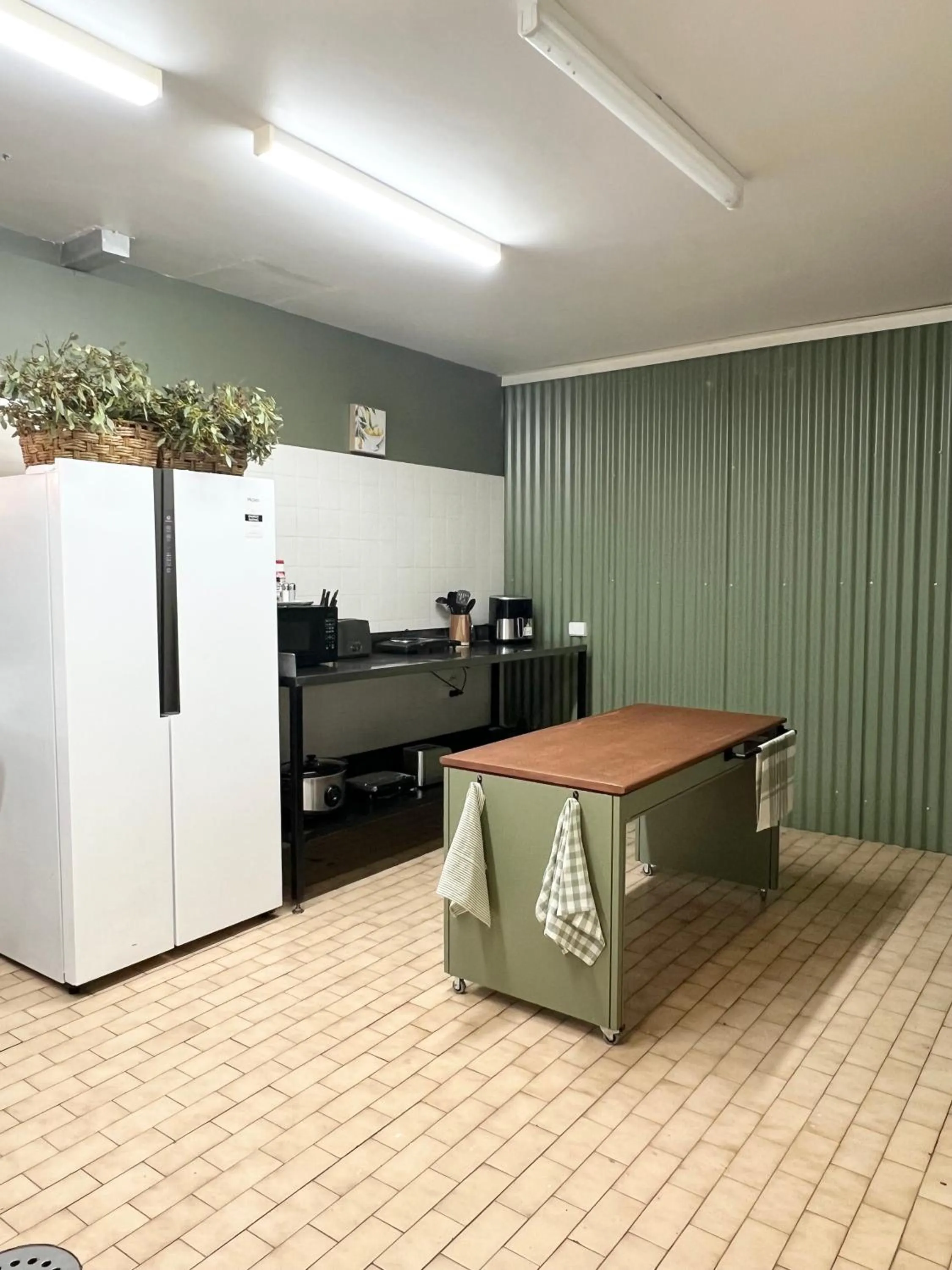 Communal kitchen in Sails Motel Geraldton