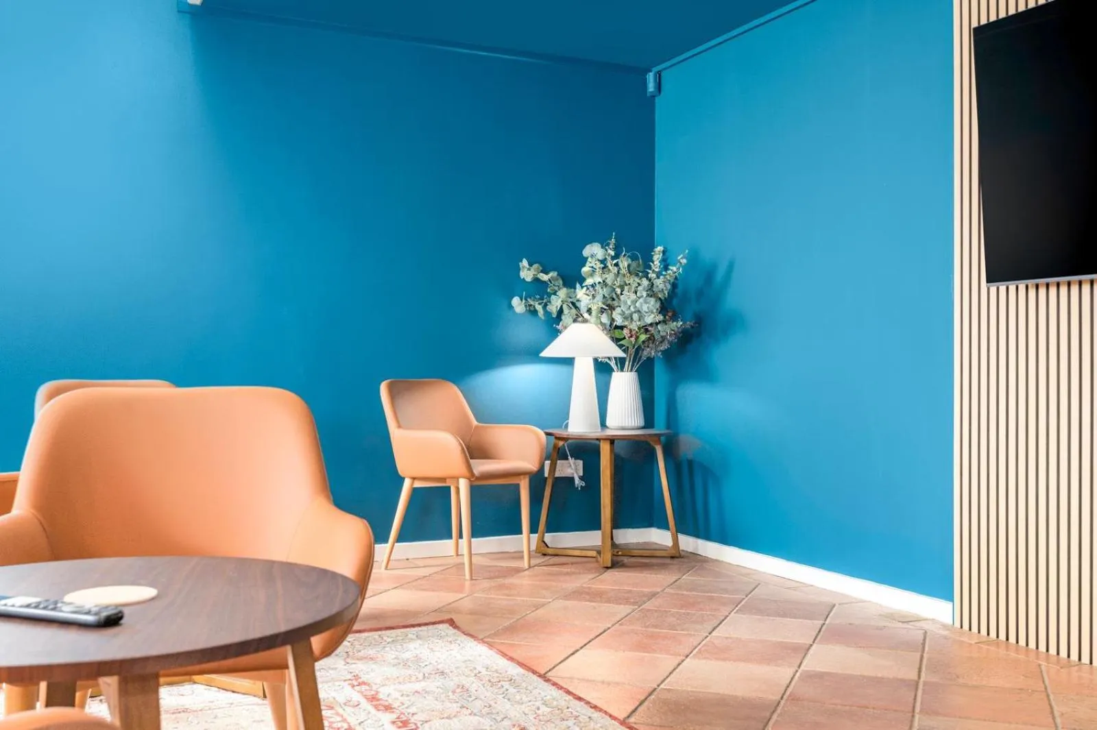 Communal lounge/ TV room in Sails Motel Geraldton