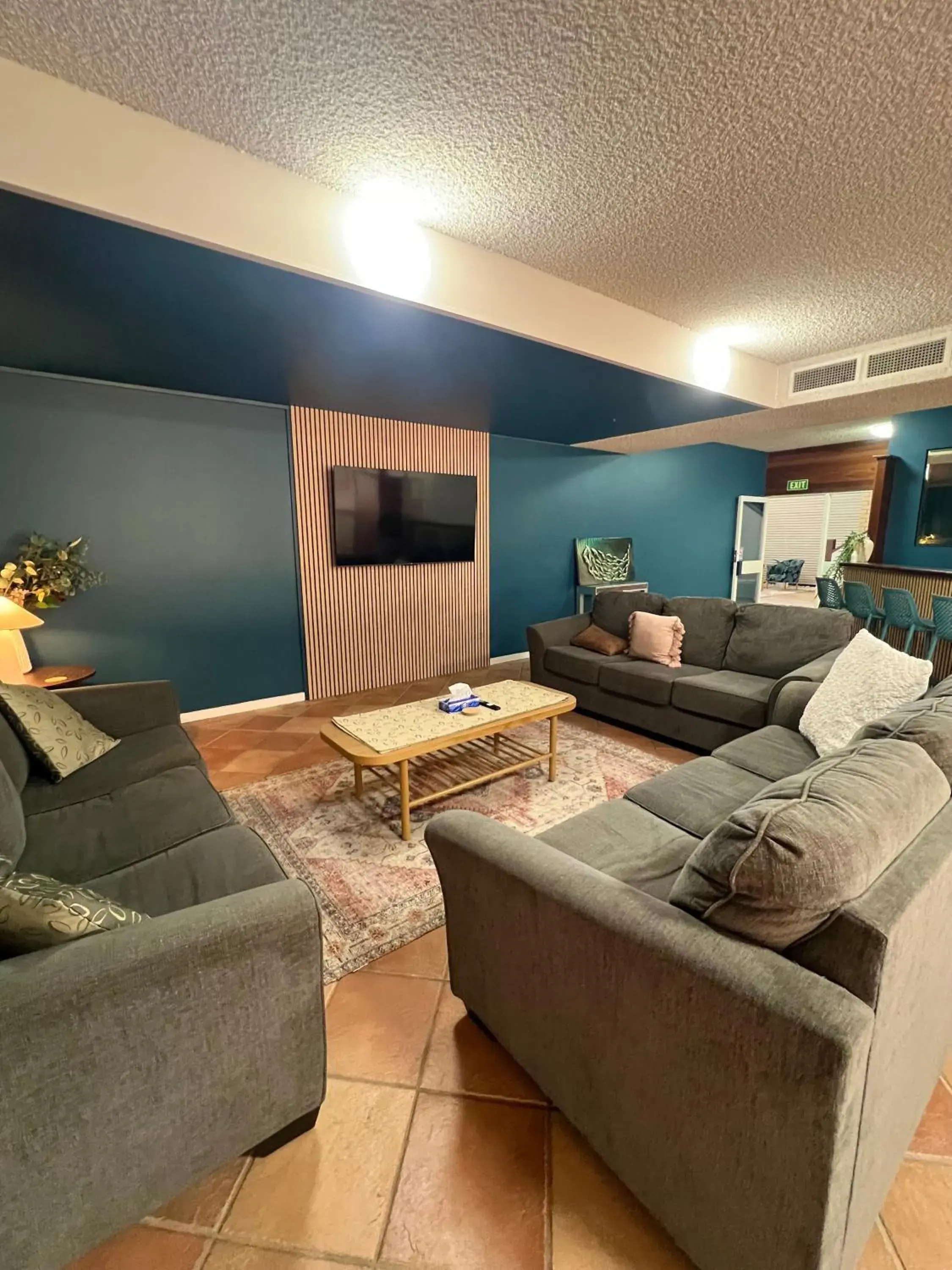 Communal lounge/ TV room in Sails Motel Geraldton Communal lounge/ TV room in Sails Motel Geraldton