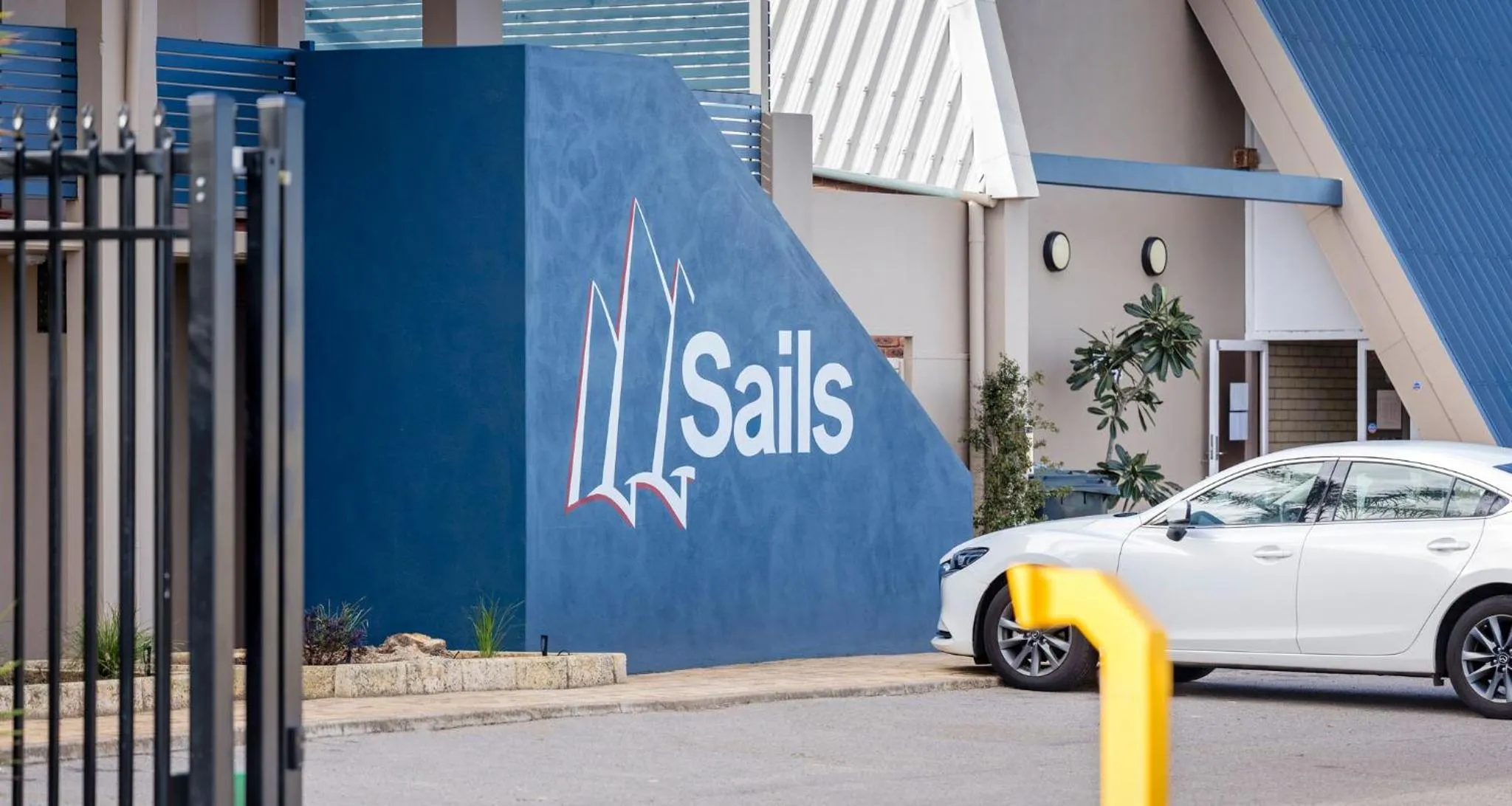 Property logo or sign in Sails Motel Geraldton