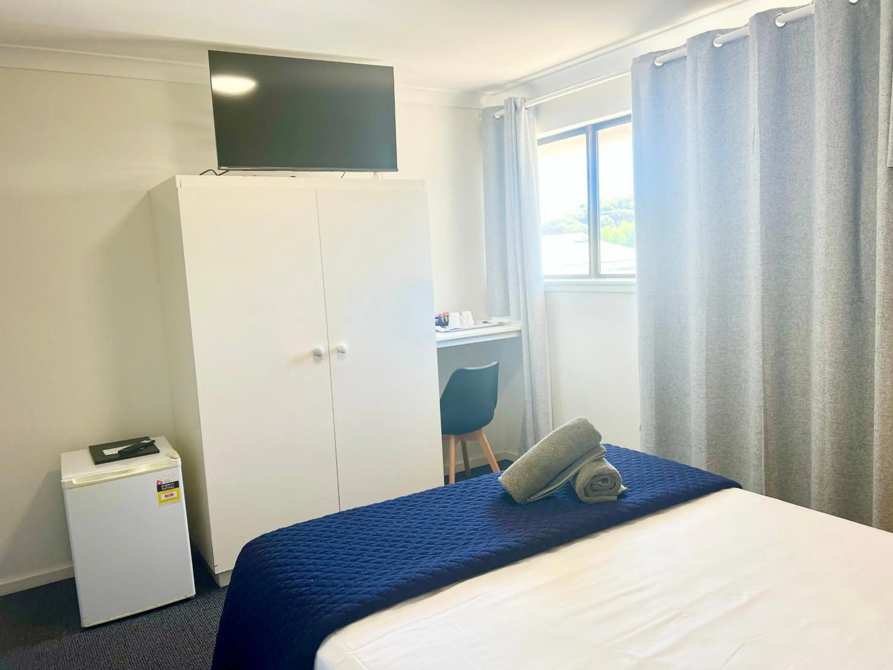 Bedroom, Bed in Sails Motel Geraldton